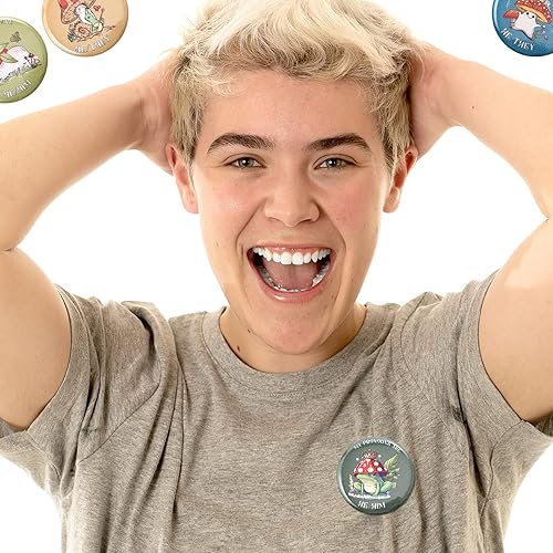 Miniatura 5 de Inbagi 20 unidades de insignias pronombres, alfileres de identidad de género, rana, hongo, mariposa, ella, él, ellos, varios colores, linda