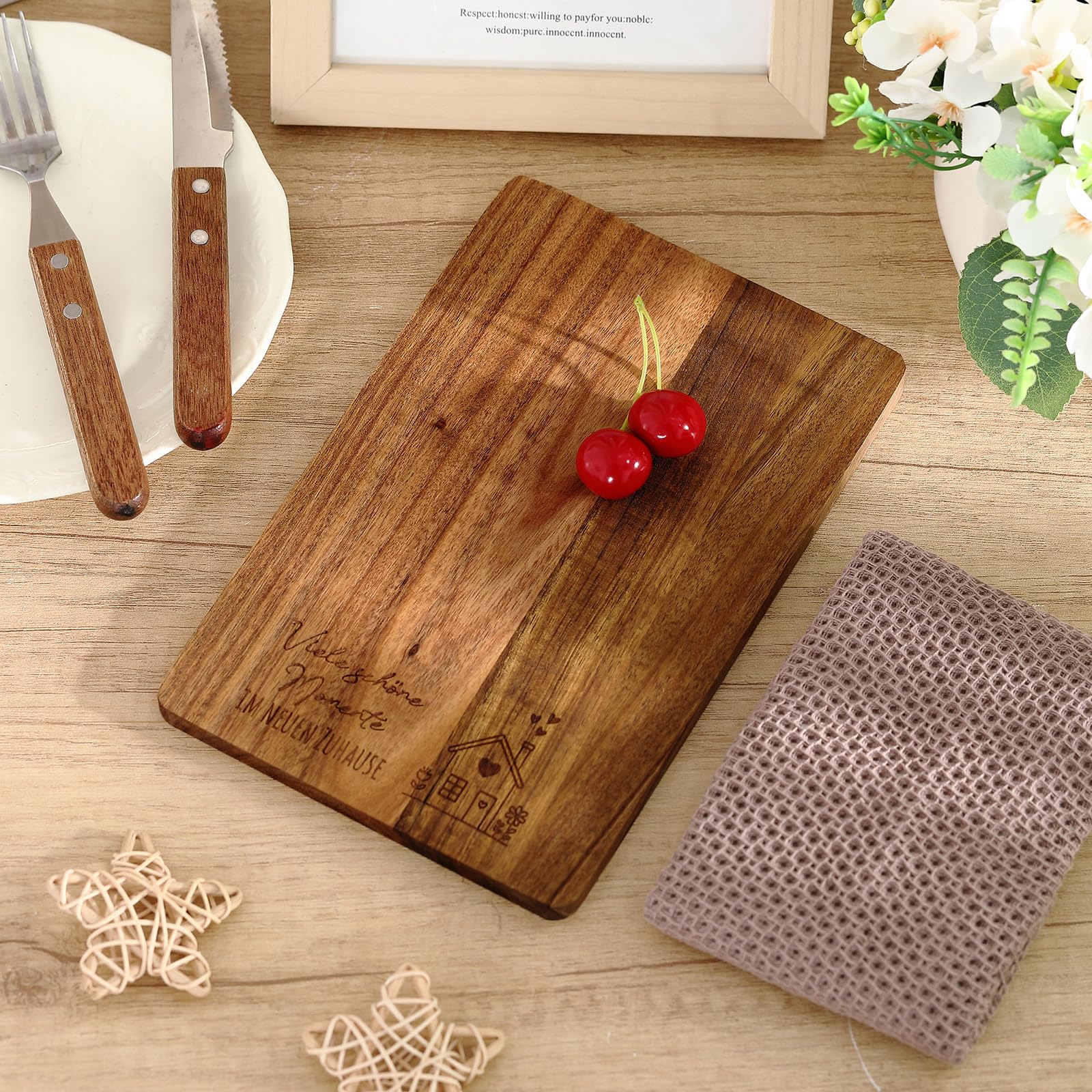 Xuniea Einweihungsgeschenk 23 x 15 cm Holz Frühstücksbrett Baumwolle Küchentuch Neues Zuhause Geschenk zum Einzug Wohnung Geschenk zum Einzug Richtfestgeschenk(Viele Schöne Momente im Neuen Zuhause)