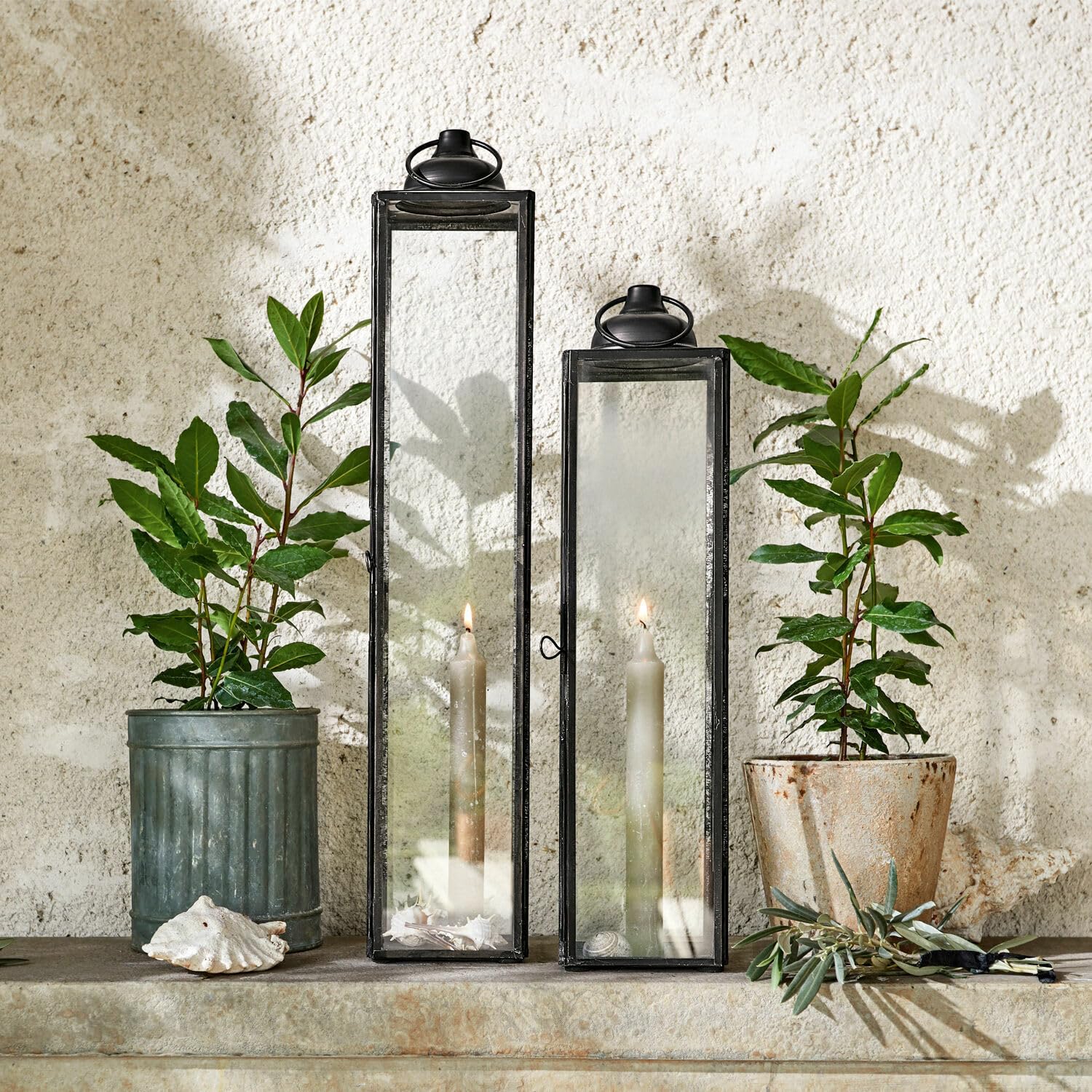 Loberon Laterne 2er Set Radu, Zwei Größen, Imposante Höhe, Dezentes Design, Dekoration, Wohn-Accessoires, Kerzenhalter, Eisen, Glas, antikschwarz | Zwei Größen, Imposante Höhe, Dezentes Design, Dekoration, Wohn-Accessoires, Kerzenhalter, Eisen, Glas