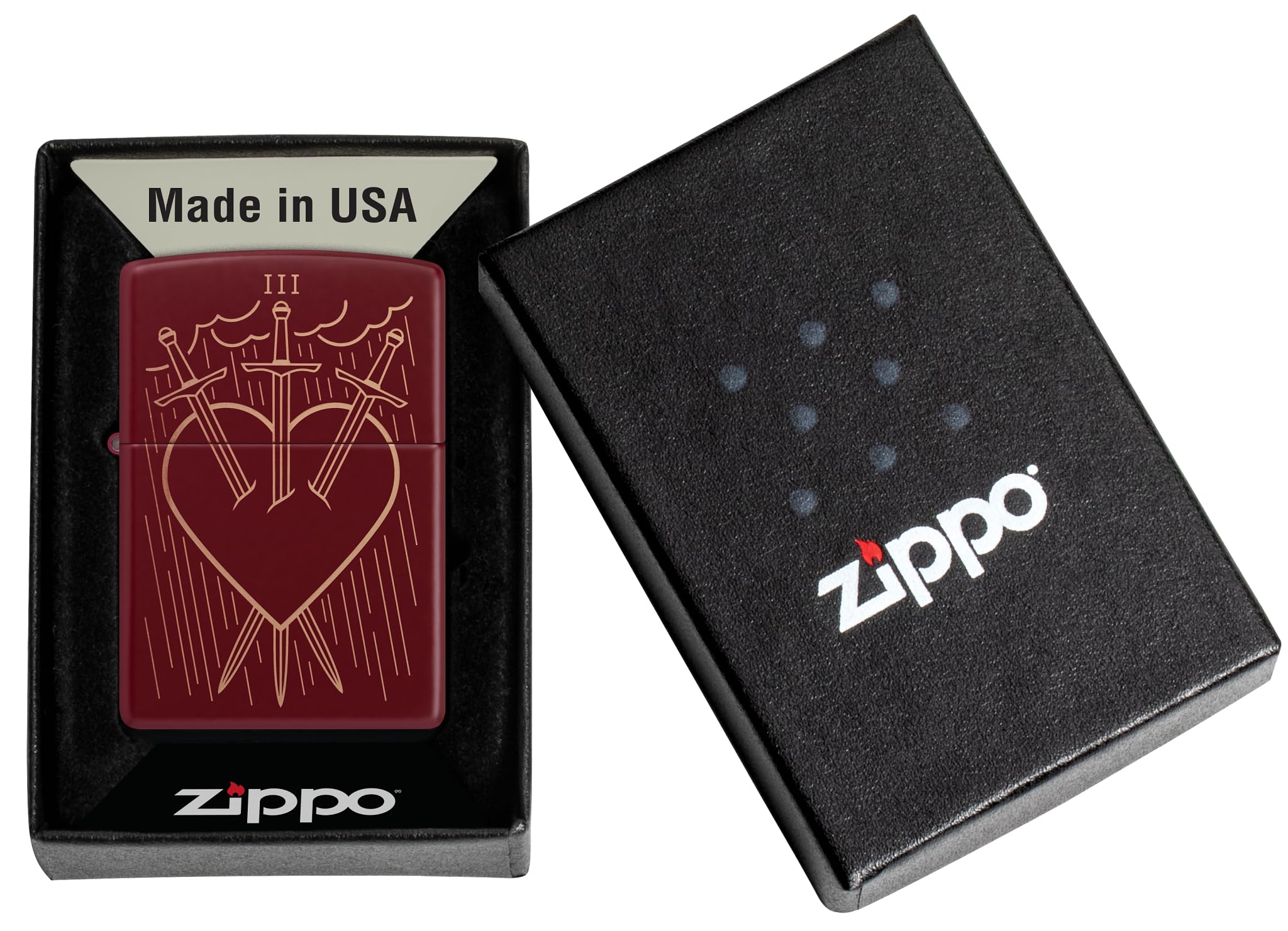 Zippo Sturmfeuerzeug - Luck/Fortune - Laser Engrave Merlot - Nachfüllbar - Wiederverwendbar - Windfestes Design - Geschenkbox - Made in USA