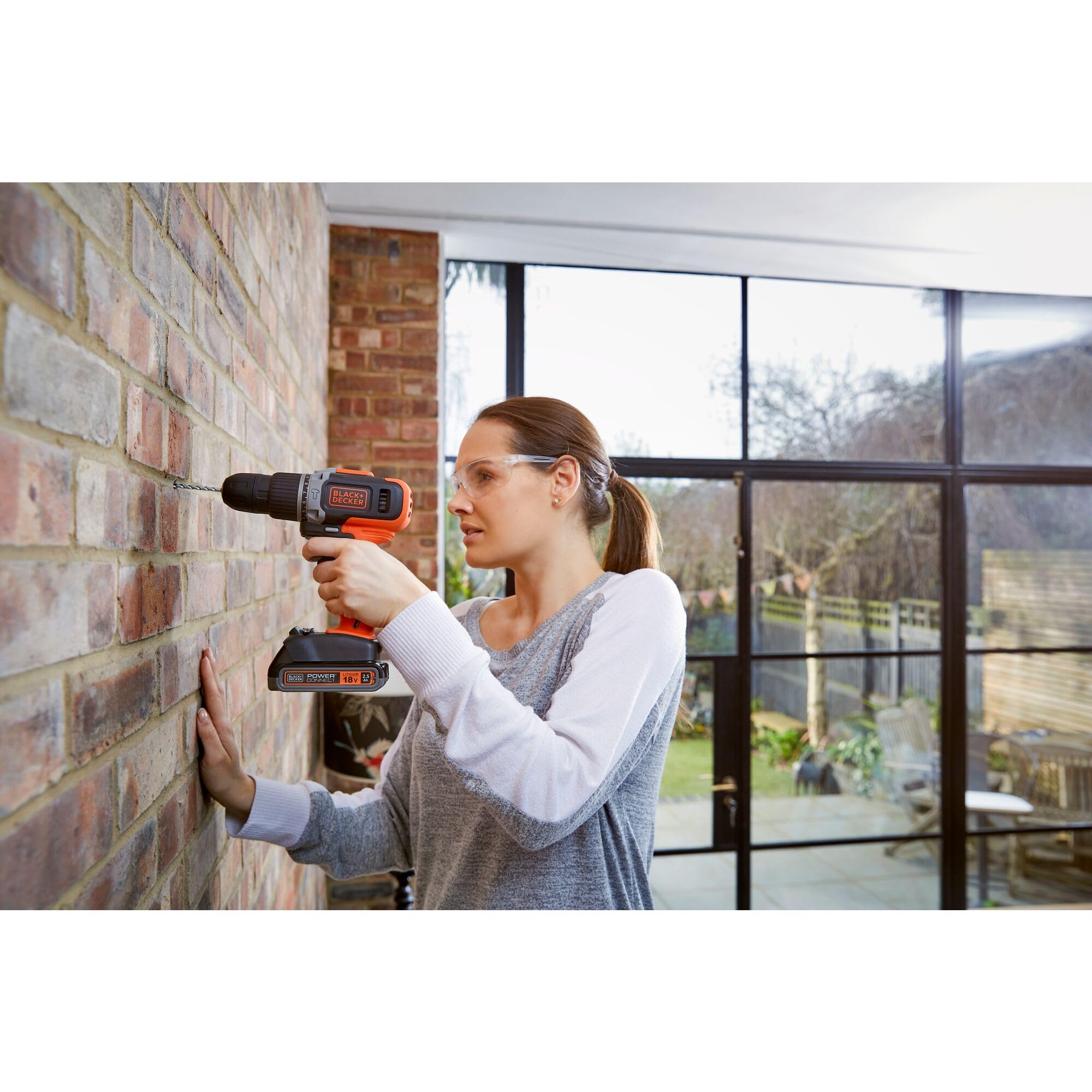 BLACK+DECKER Marteau perforateur sans fil 18V à 2 vitesses avec 2 batteries 1.5Ah et chargeur 400mA, couple 45Nm, lampe de travail LED, BCD003C2K-QW