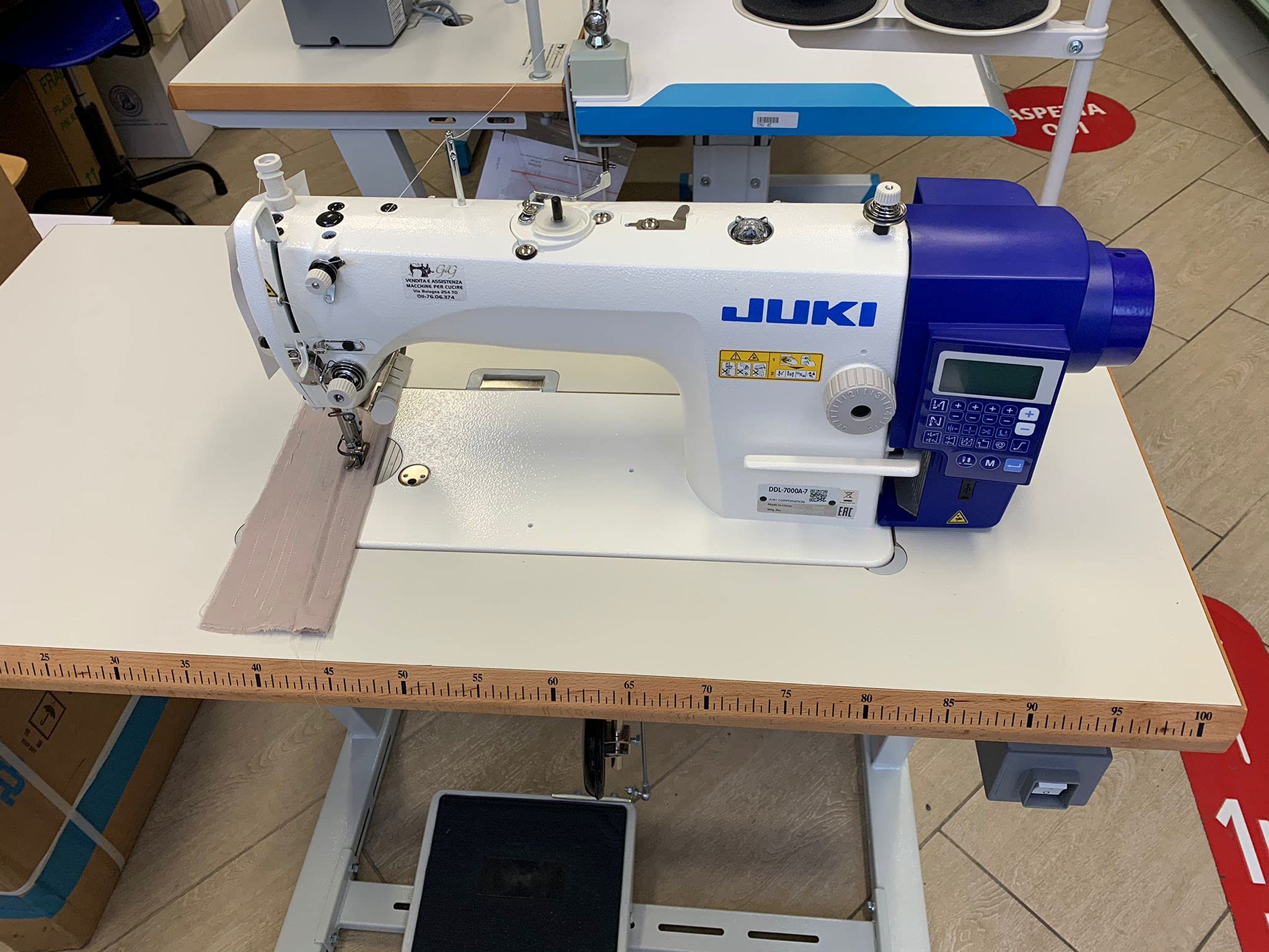 Machine à coudre JUKI 7000 Gris Métallique Automatique Affranchissement Rasoir automatique Couture programmée Moteur intégré