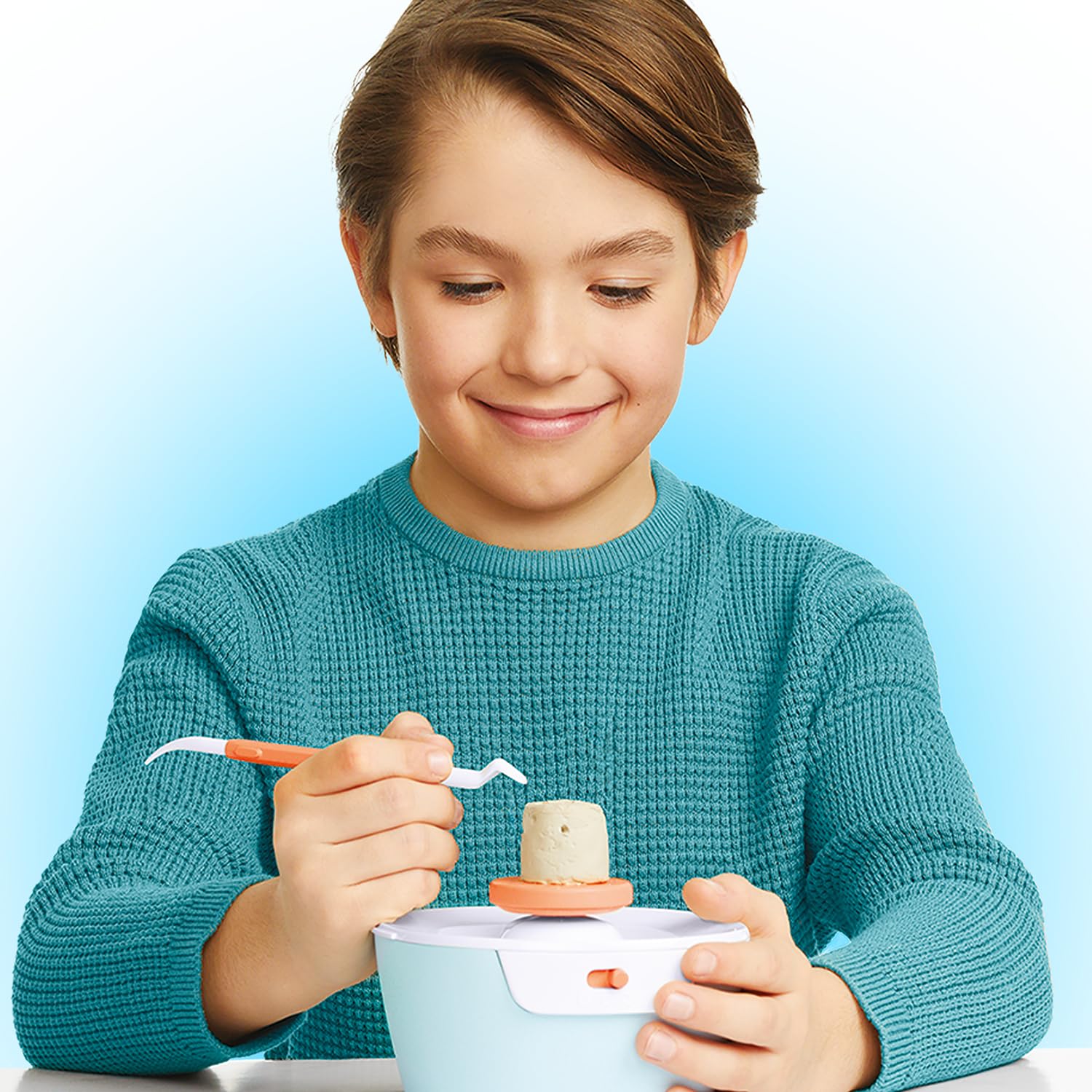 Canal Toys - Art Lab Super Taller de Cerámica – Mini Torno con Cúpula Antidesorden, Arcilla Natural de Secado al Aire -10 Proyectos Guiados - Pinturas y Herramientas - Manualidades Niños 8+ - ART016 | Mini Torno con Cúpula Antidesorden, Arcilla Natural de