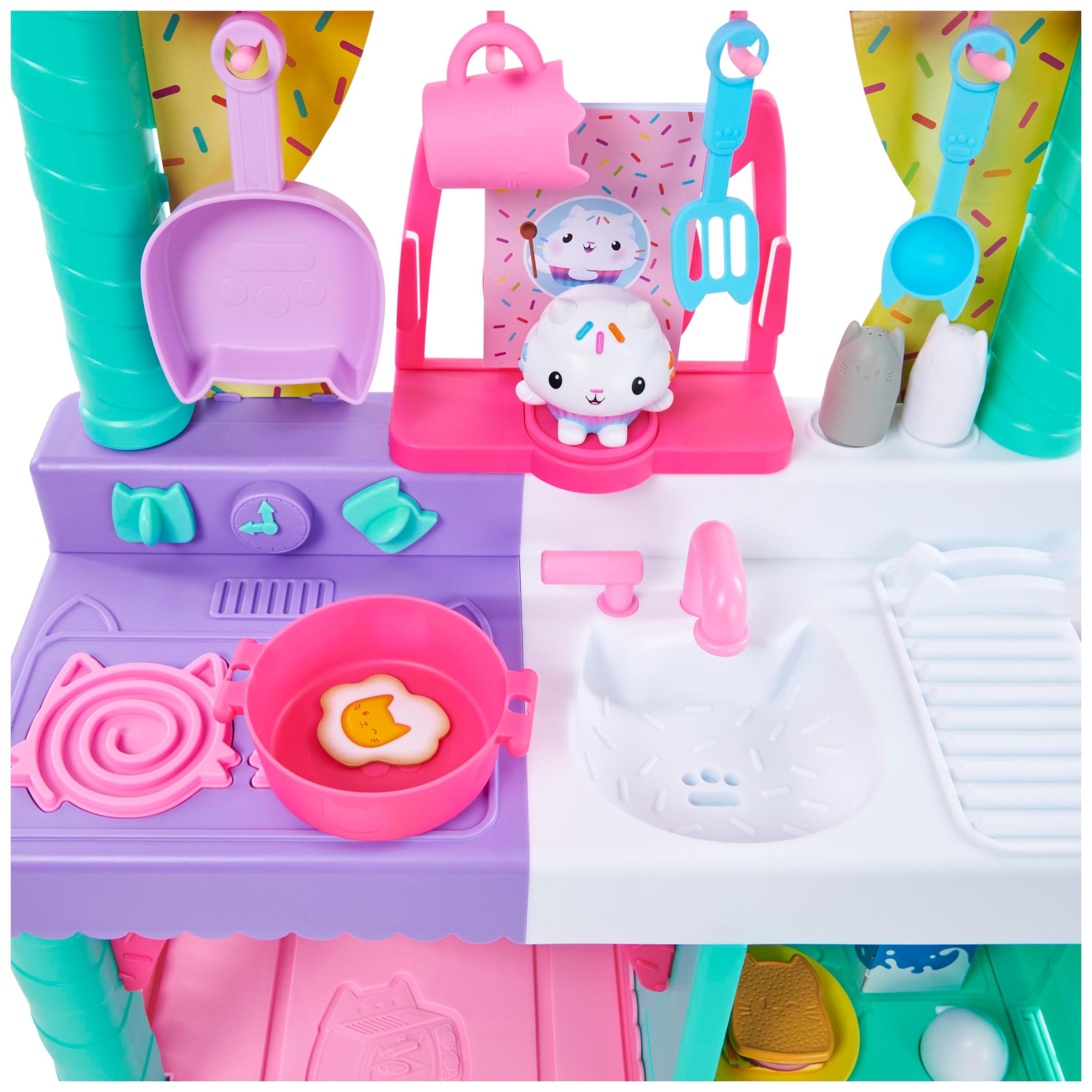 Gabby et la Maison Magique - Gabby Dollhouse - Cuisine De P’tit Chou - 1 Cuisine Géante + 20 Accessoires Gabby Chat - Tirée Du Dessin Animé Gabby Et La Maison Magique - Jouet Enfant 3 Ans et +