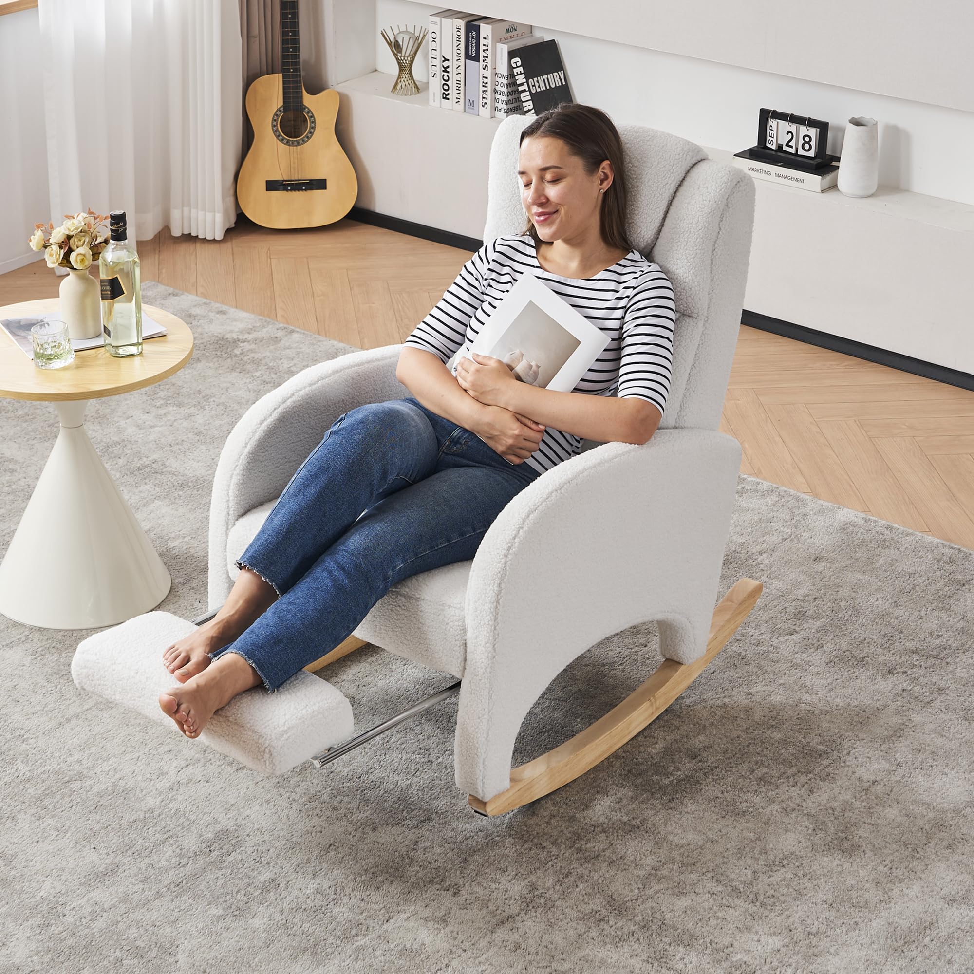 DEKKETO Teddy Schaukelstuhl mit Kopfstütze und Fußstütze, Schaukelsessel mit Hocker, Großer Stillstuhl mit Seitentasche, Relax Stillsessel Wohnzimmer, Weiß
