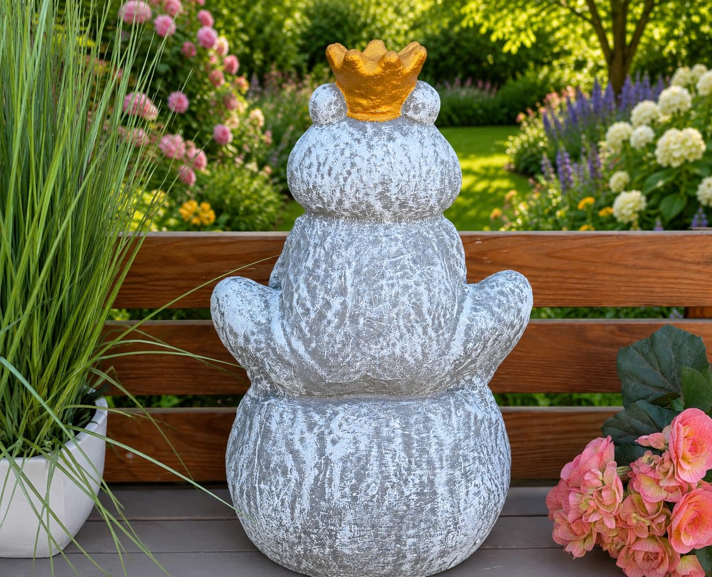 stoneandstyle Froschkönig auf Kugel aus Steinguss frostfest | wetterfeste Gartenfigur Frosch mit Krone für Garten, Terrasse & Teich
