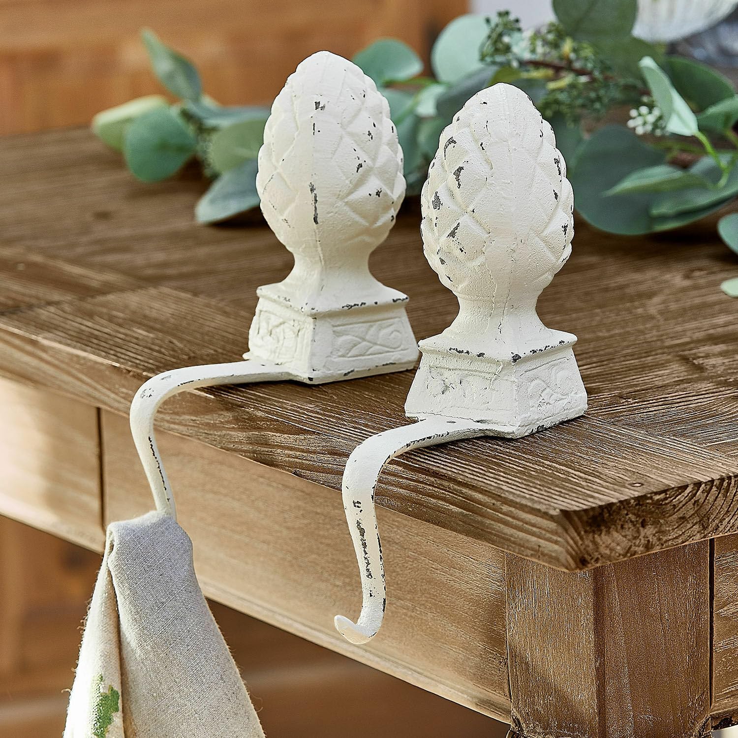 Loberon Lucielle Lot de 2 Crochets Pomme de pin - Für's Regal Oder Die Kaminkonsole - pour Les Voyages et Les Loisirs, Blanc Vieilli