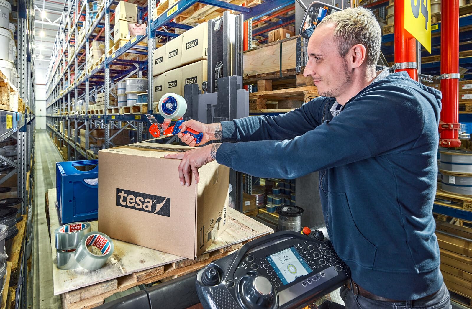 tesa Taśma klejąca PET – taśma pakowa z mocnym trzymaniem – odporna na rozerwanie taśma klejąca do lekkich i średnio ciężkich opakowań – taśma do pakowania na bardzo długiej rolce – przezroczysta – 6
