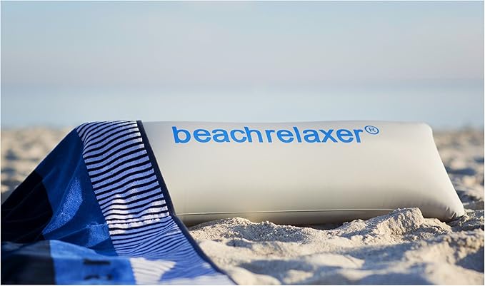 Sandori Strandtuch Beach Relaxer mit aufblasbarem Kopfkissen, das Frottee Strandlaken in der Farbe Streifen Blau Weiss hat die Maße 80x185cm