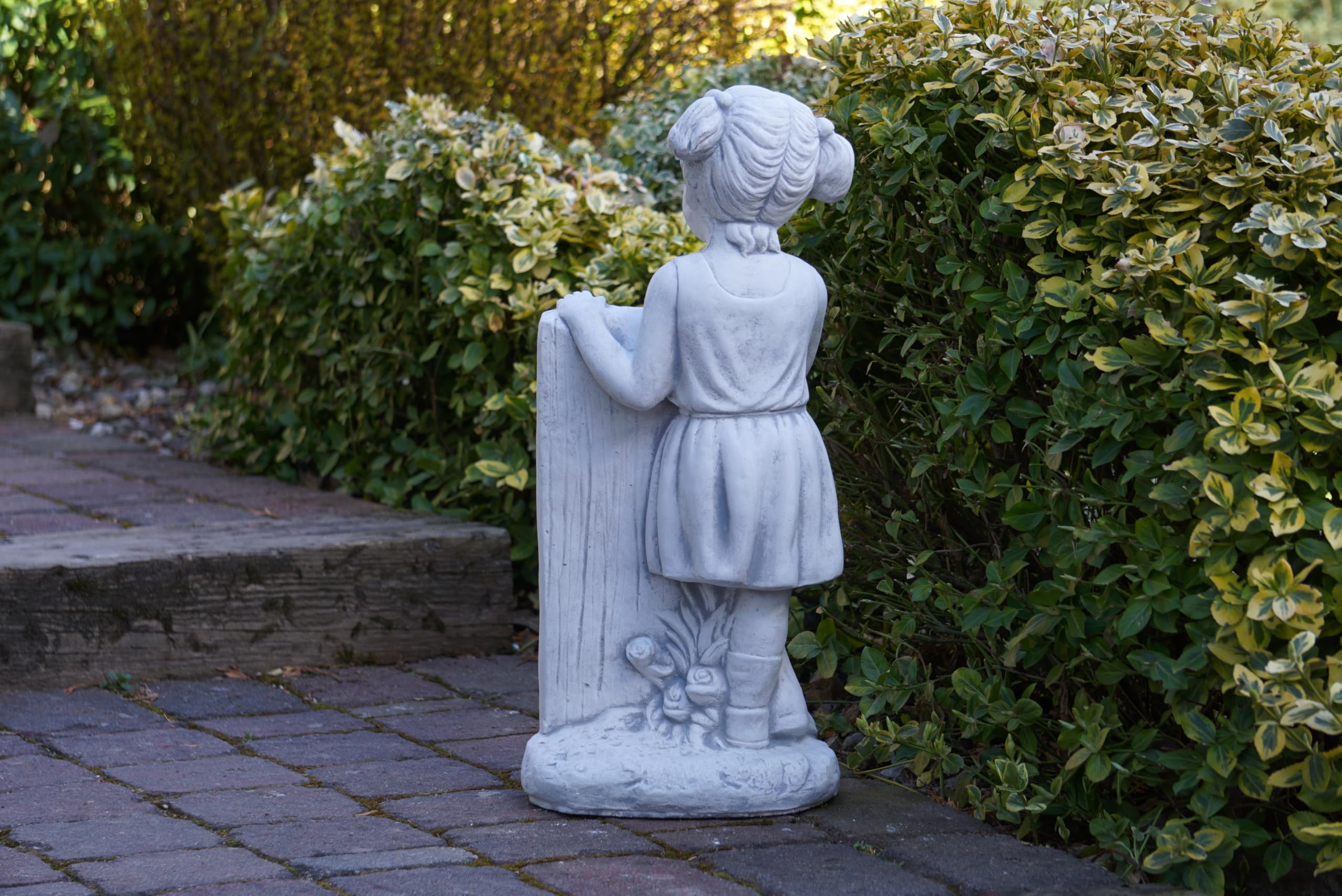 gartendekoparadies.de Kamienna figurka dziewczynki z tabliczką Welcom, szara, biały beton, 60 cm, 22 kg, odporna na mróz, dekoracja ogrodowa do wejścia