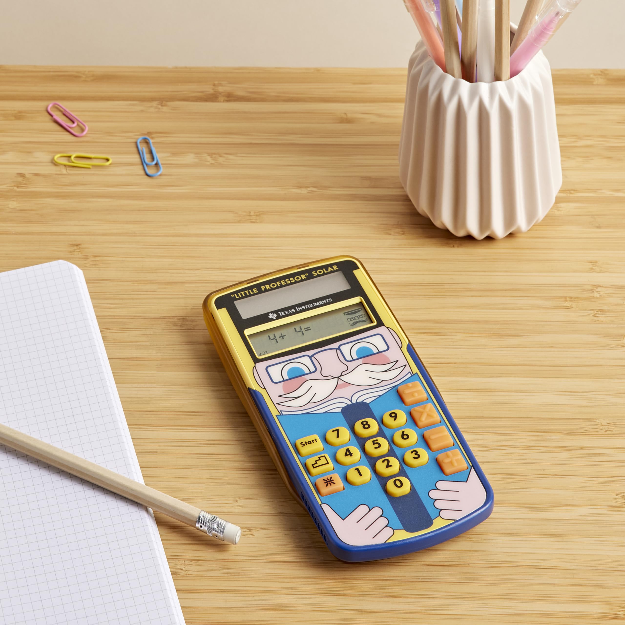 Calcolatrice Interattiva Bambini TI-Little Professor Calcolatrice Educativa Rosa Con Custodia WYNGS - Allenatore Matematica Per Bambini, Set Base Con Garanzia 5 Anni Trainer Matematica Bambini