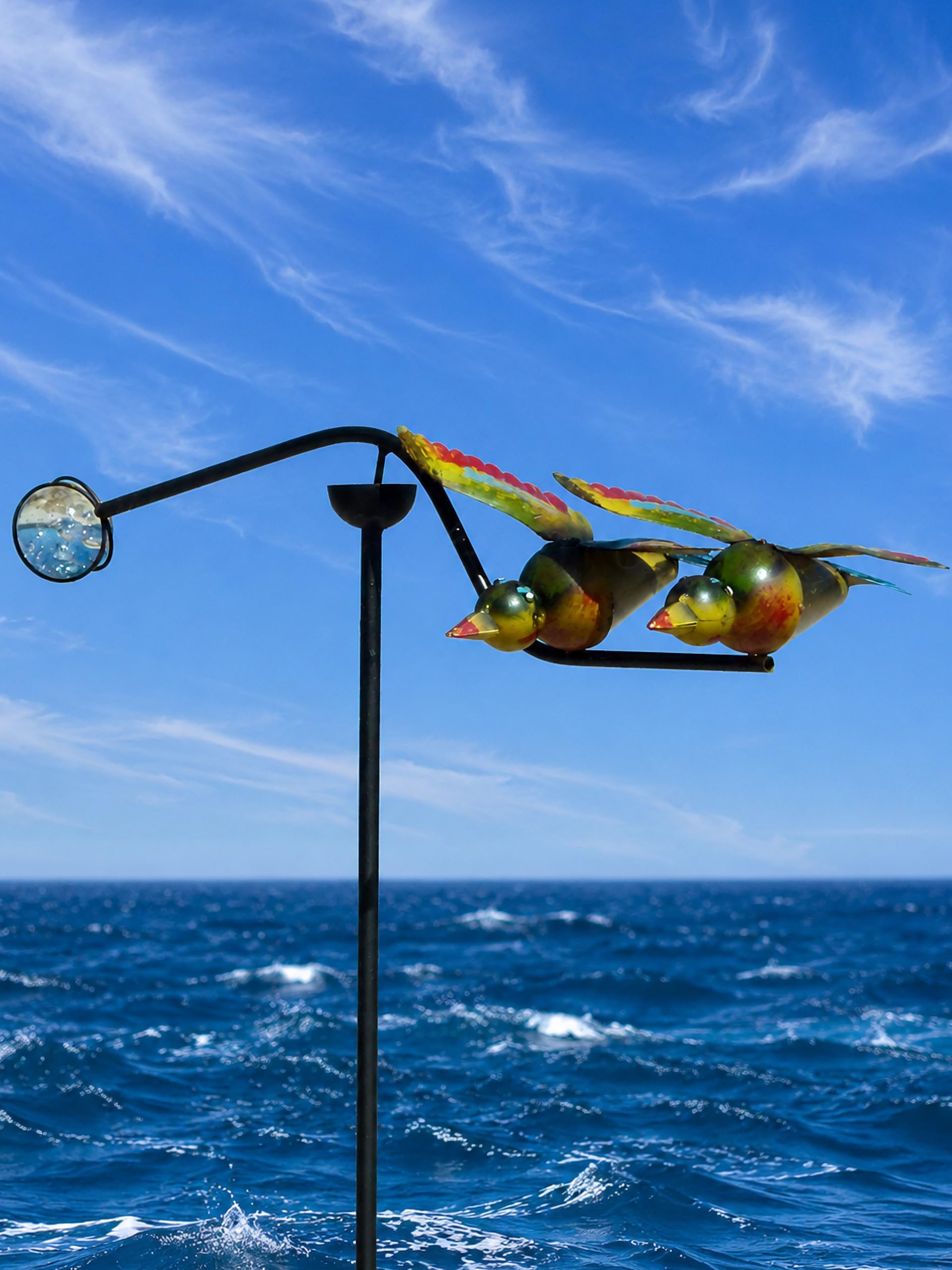 Pommerntraum ®| Windspiel Gartenpendel Metallwindspiel Gartendeko Vögel | Vogelwippe Gartenwippe Gartenstecker Vogel Glaskugel Vogelpendel Vogelmotiv Gartenpoesie (VERLIEBTE VÖGEL MIT GLASKUGEL BUNT)