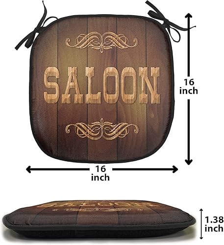 Miniatura 7 de Lunarable Juego de 4 cojines para silla del oeste, diseño de letrero de madera y adornos rizados en una pared de madera, estampado clásico de barra