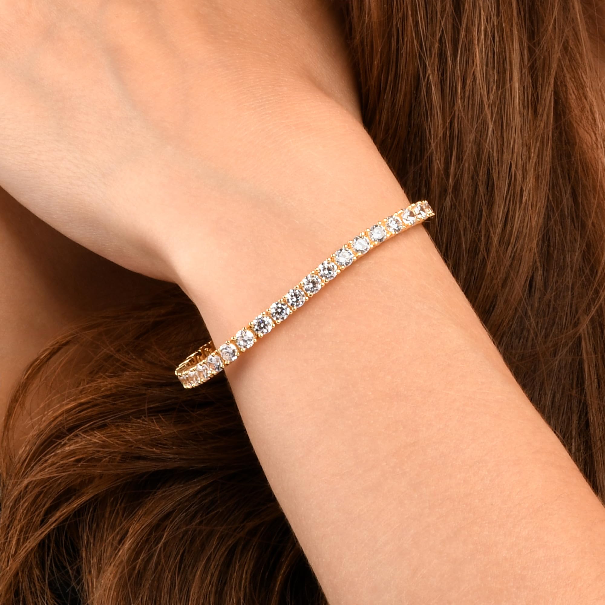 Diamond Treats Gold Tennisarmbänder für Damen und Mädchen, Goldenes Armband mit funkelnden 4 mm Cubic Zirkonia Steinen, Armband aus vergoldetem 925 Sterling Silber