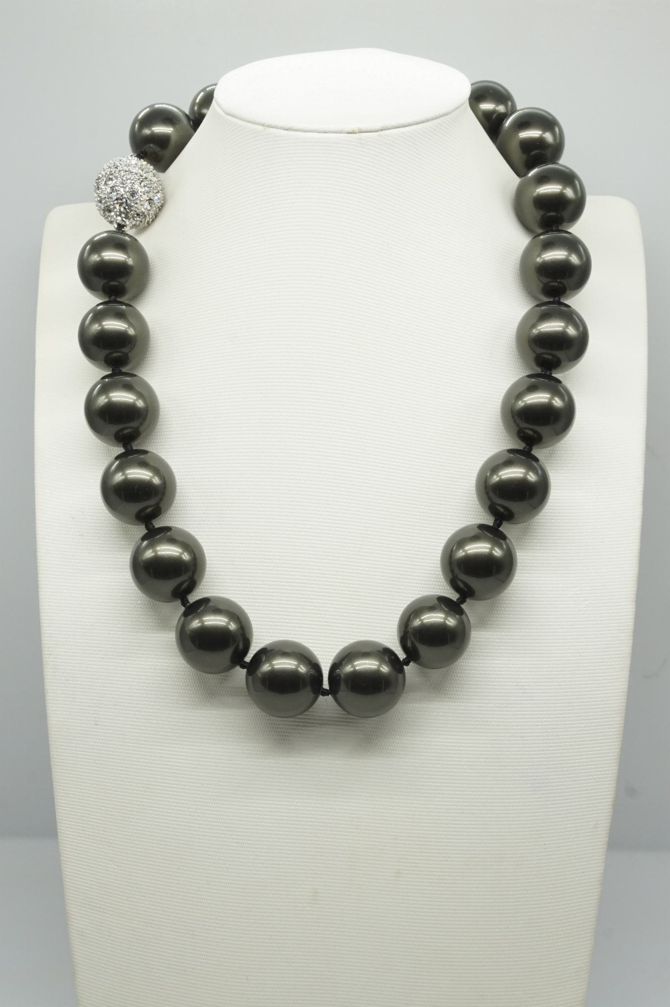 Perlenkette für Damen Magnetverschluß - mit schwarzen runden Perlen - Elegante Kette mit Muschelkernperlen für jeden Anlass - die Halskette - Choker Pearl Necklace für Frauen