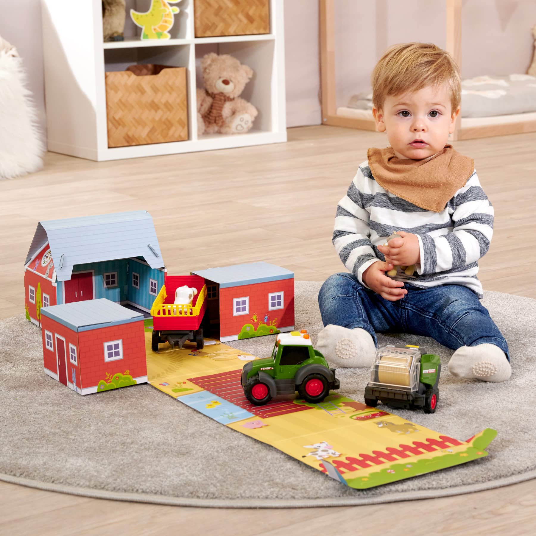 Dickie Toys Tracteur ABC Fendt - avec remorque, Presse à balles de Foin et Animaux (kit de Diorama) - Jouet Tracteur (30 cm) avec lumière et Son - pour Enfants à partir de 12 Mois - 204118002ON1 -