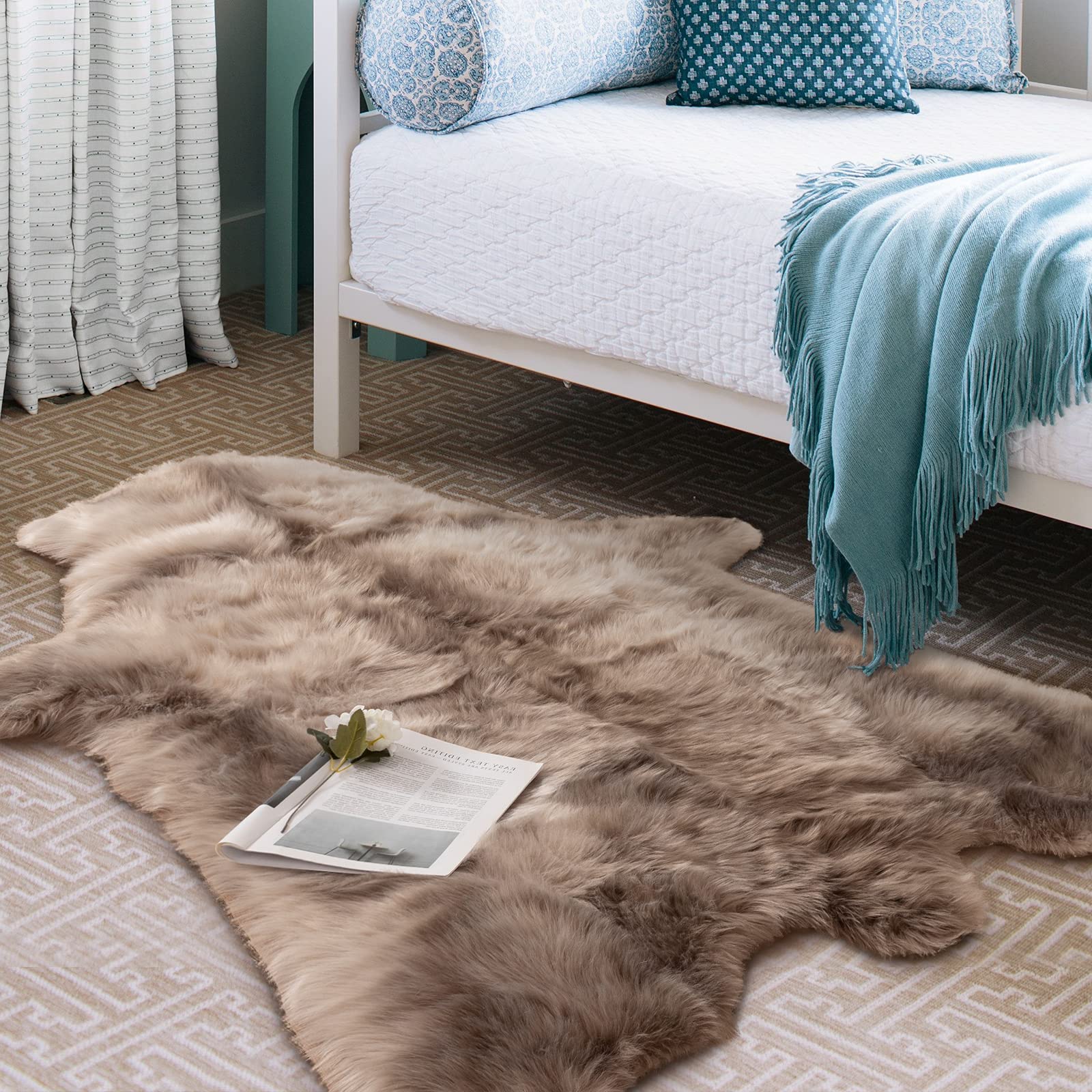 Carvapet Tapis en fausse fourrure douce - Tapis moelleux en fausse fourrure pour chambre à coucher - Tapis décoratif pour salon, 1,2 x 1,5 m - Marron