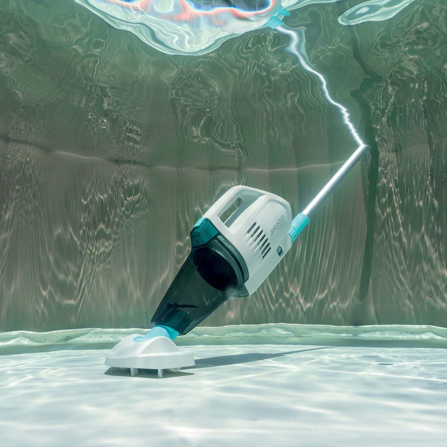 Aspirador eléctrico Intex con cabezales intercambiables para piscina