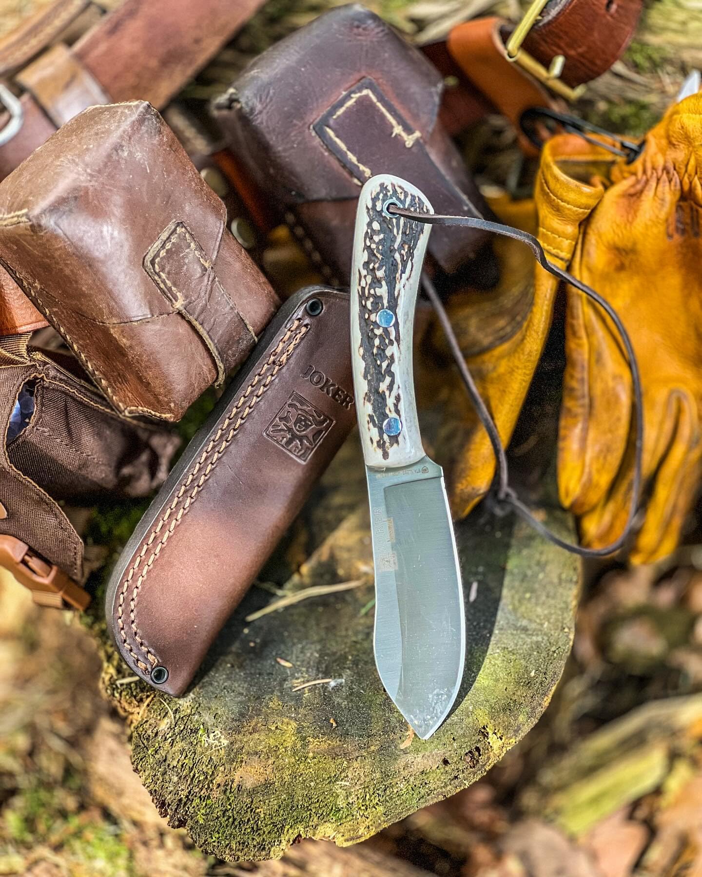 joker Coltello da caccia CC136, con manico in staghorn da 11,5 cm, lama da 10,5 cm, include un fodero. Coltello di J.Sabater. per attività di Pesca, l'Escursionismo, Il Campeggio