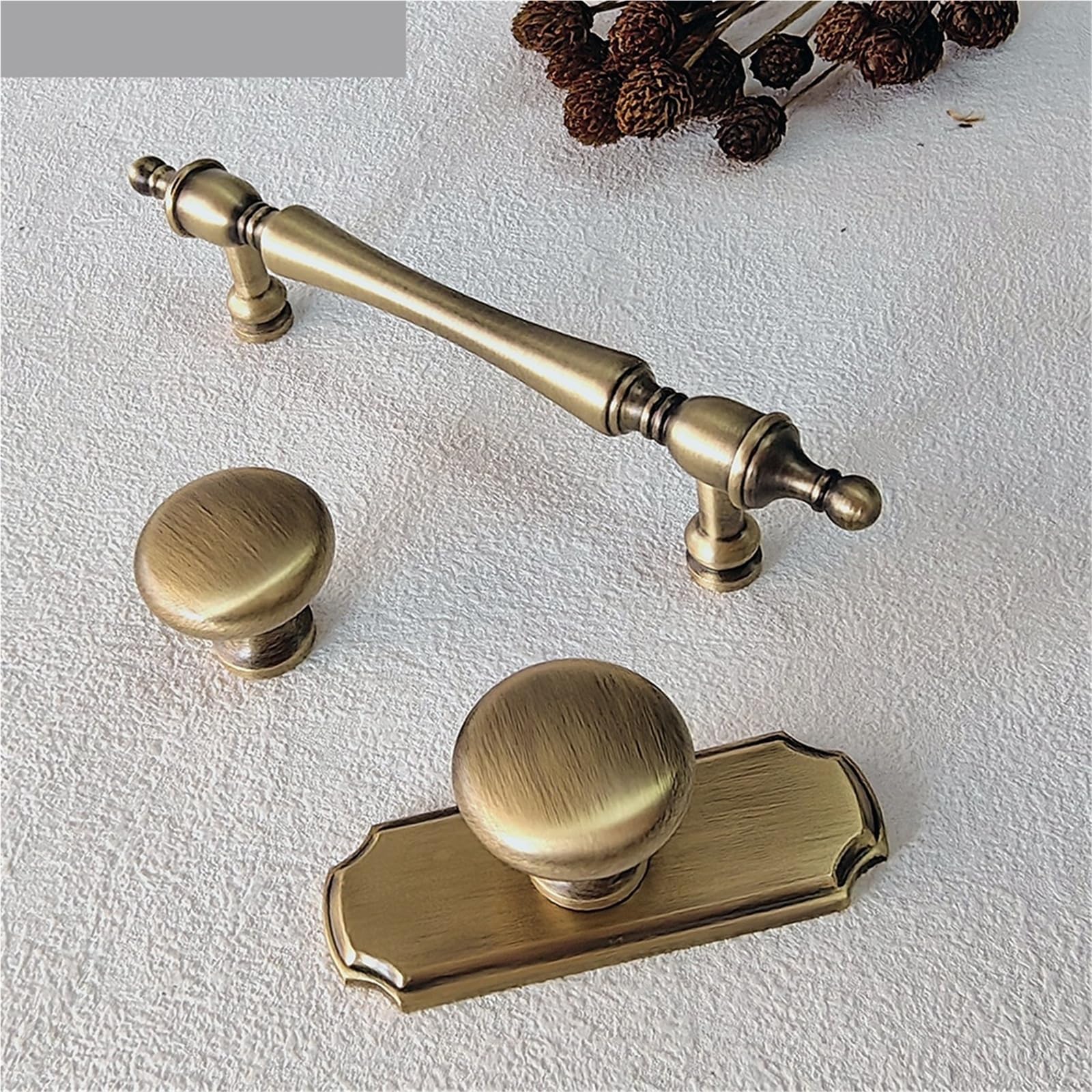 Poignées et boutons de porte d'armoire en laiton pour rénover votre cuisine