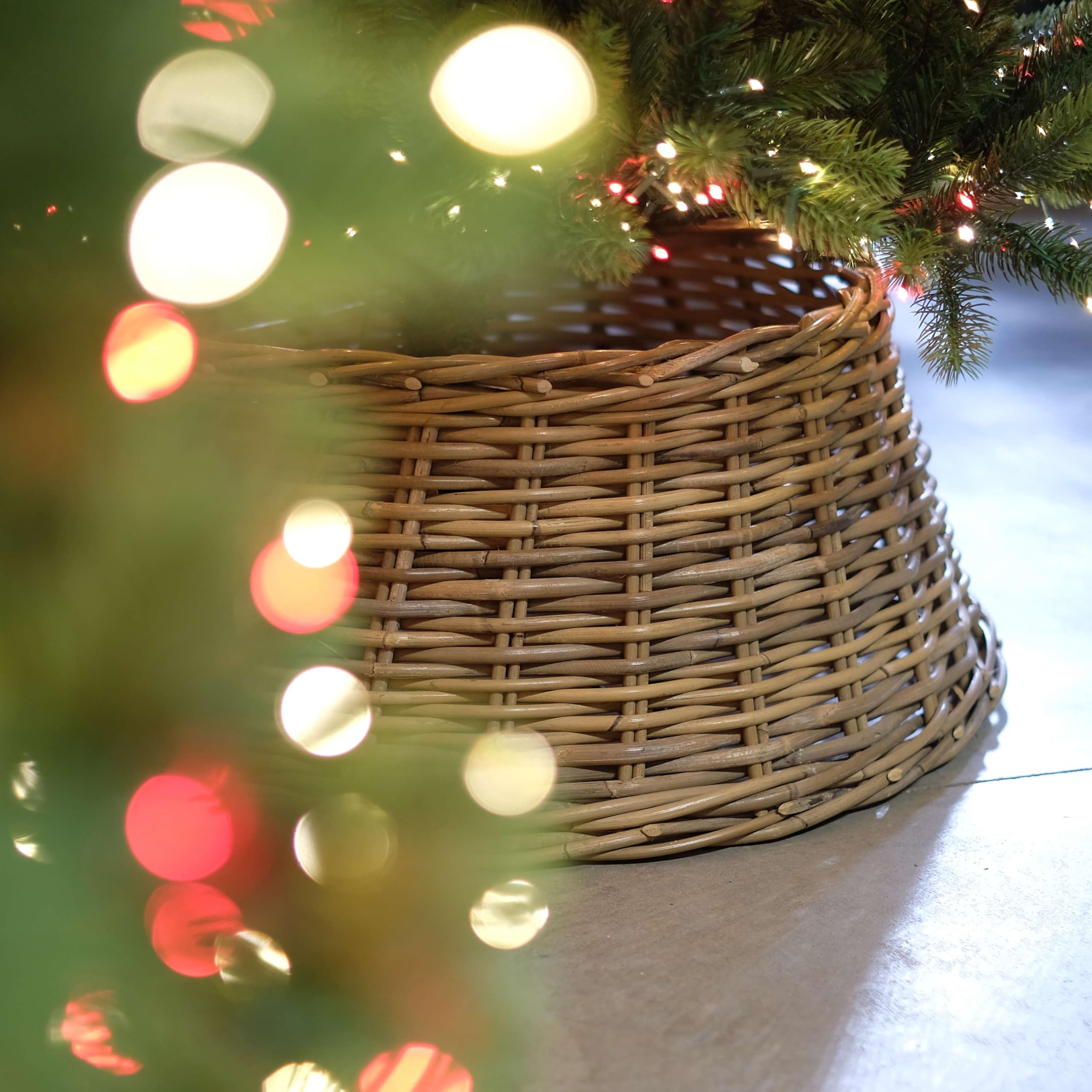 artplants.de Weihnachtsbaumkorb Macario aus Rattan, grau-braun, 26cm, Ø65cm - Weihnachtsbaum Rock