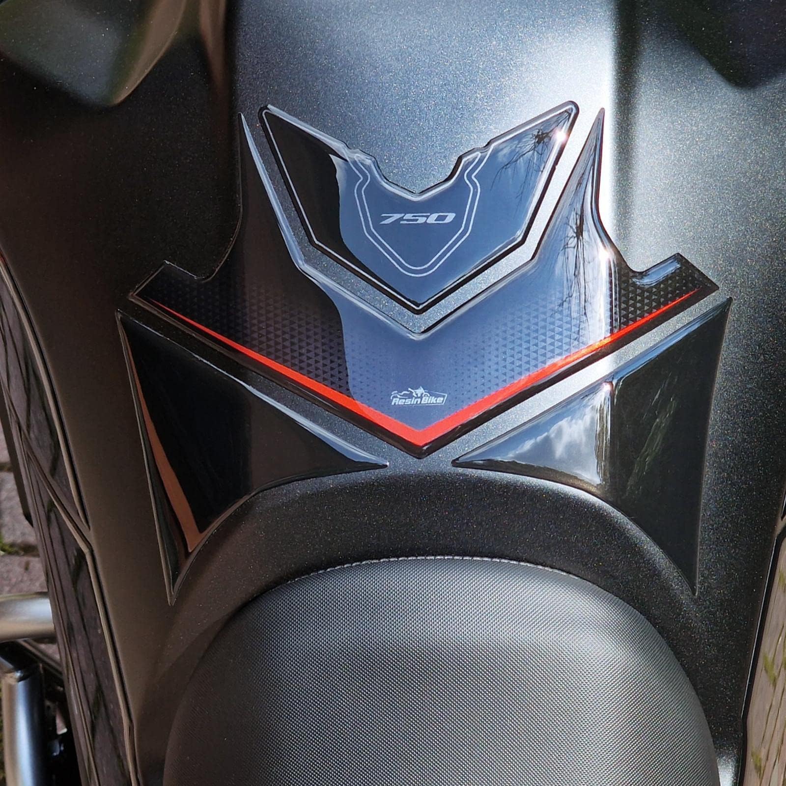 Resin Bike naklejki moto kompatybilne z Honda Transalp XL 750 2023. Ochrona zbiornika paliwa motocykla przed uderzeniami i zarysowaniami. Naklejka 3D z żywicy - neutralny metaliczny