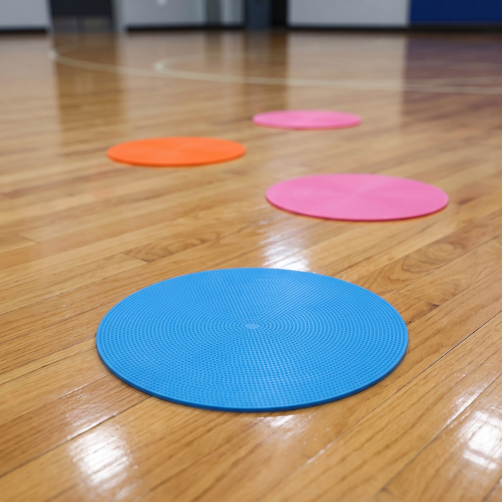 Lurrose 7 segnaposto in Polipropilene: segnaposto per Allenamento di agilità, Punti da Pavimento Rotondi in Colori Assortiti, Coni Piatti Antiscivolo da 9 Pollici per Allenamento di Calcio ed