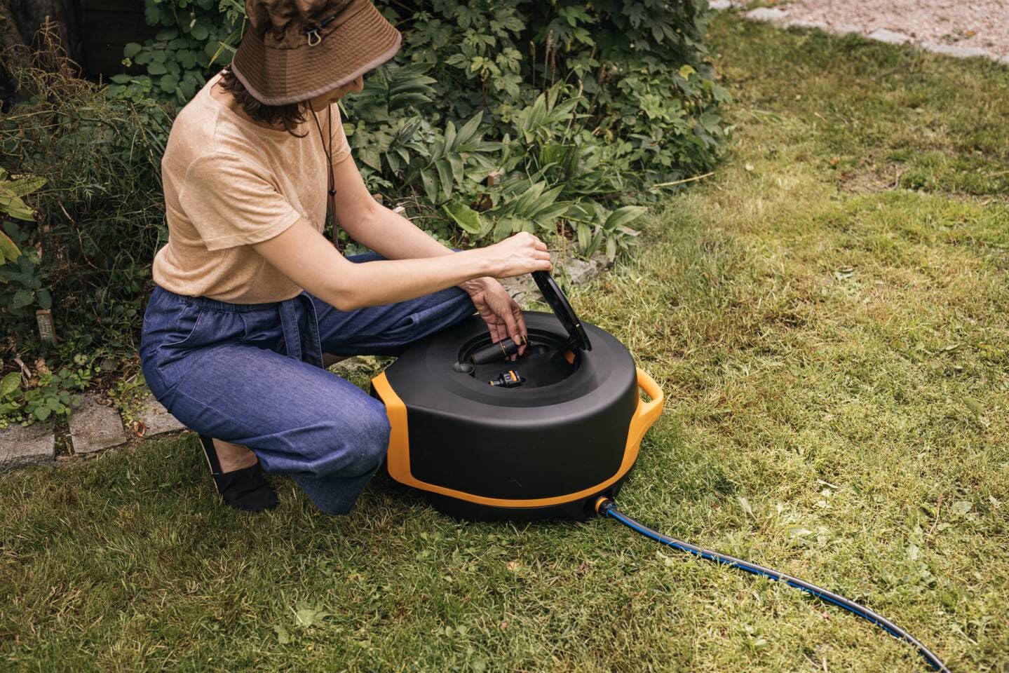 Fiskars Dévidoir XL, Set d'Arrosage Tout-en-1, Tuyau de 25 m | Tuyau à Enroulement automatique, Ø 13 mm, Raccord universel pour Robinet, noir/orange, X-series, 1067549