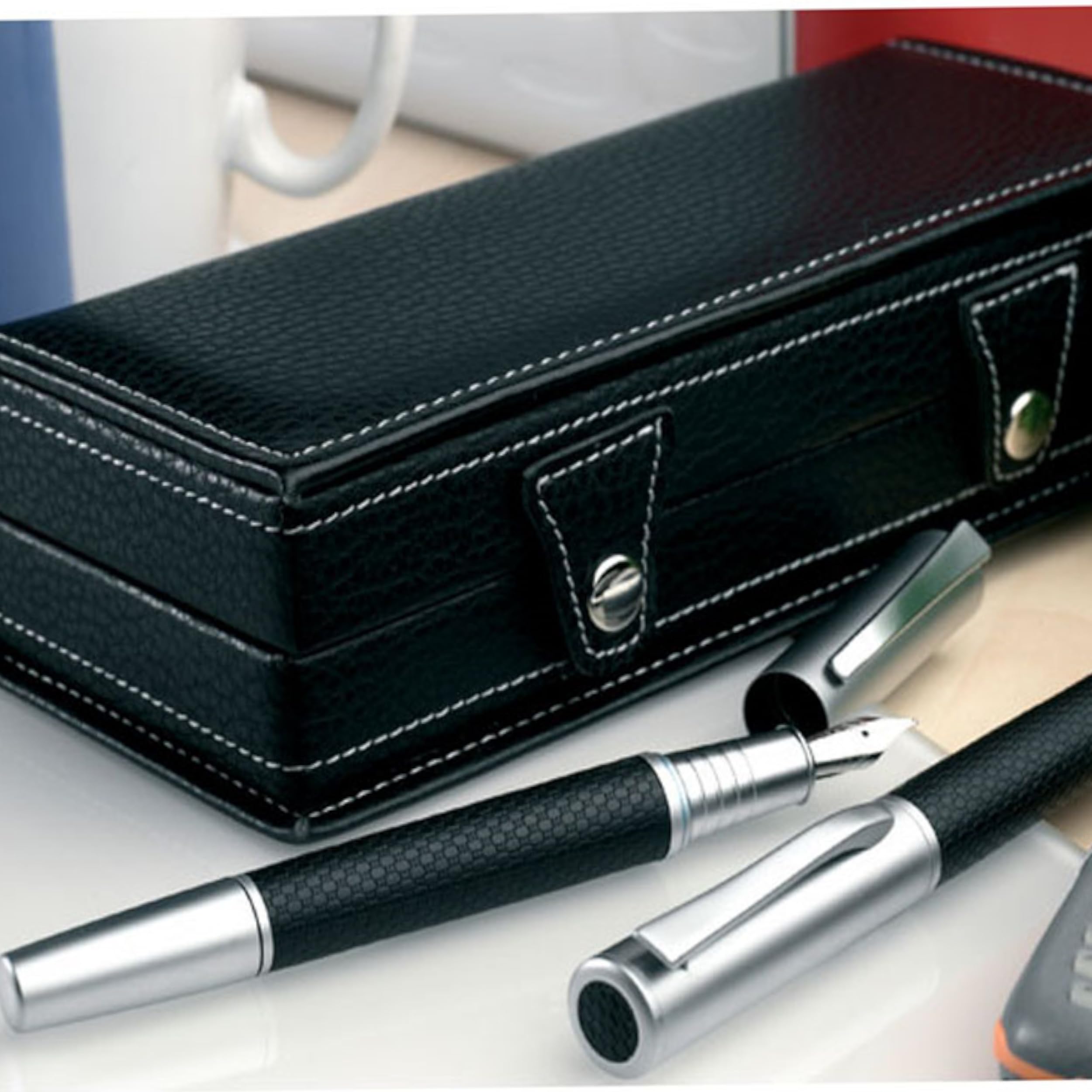 noTrash2003 Set d'écriture de qualité supérieure - Stylo à bille rotatif noir et argenté - Stylo à bille en métal argenté mat au look carbone - Dans un élégant étui cadeau