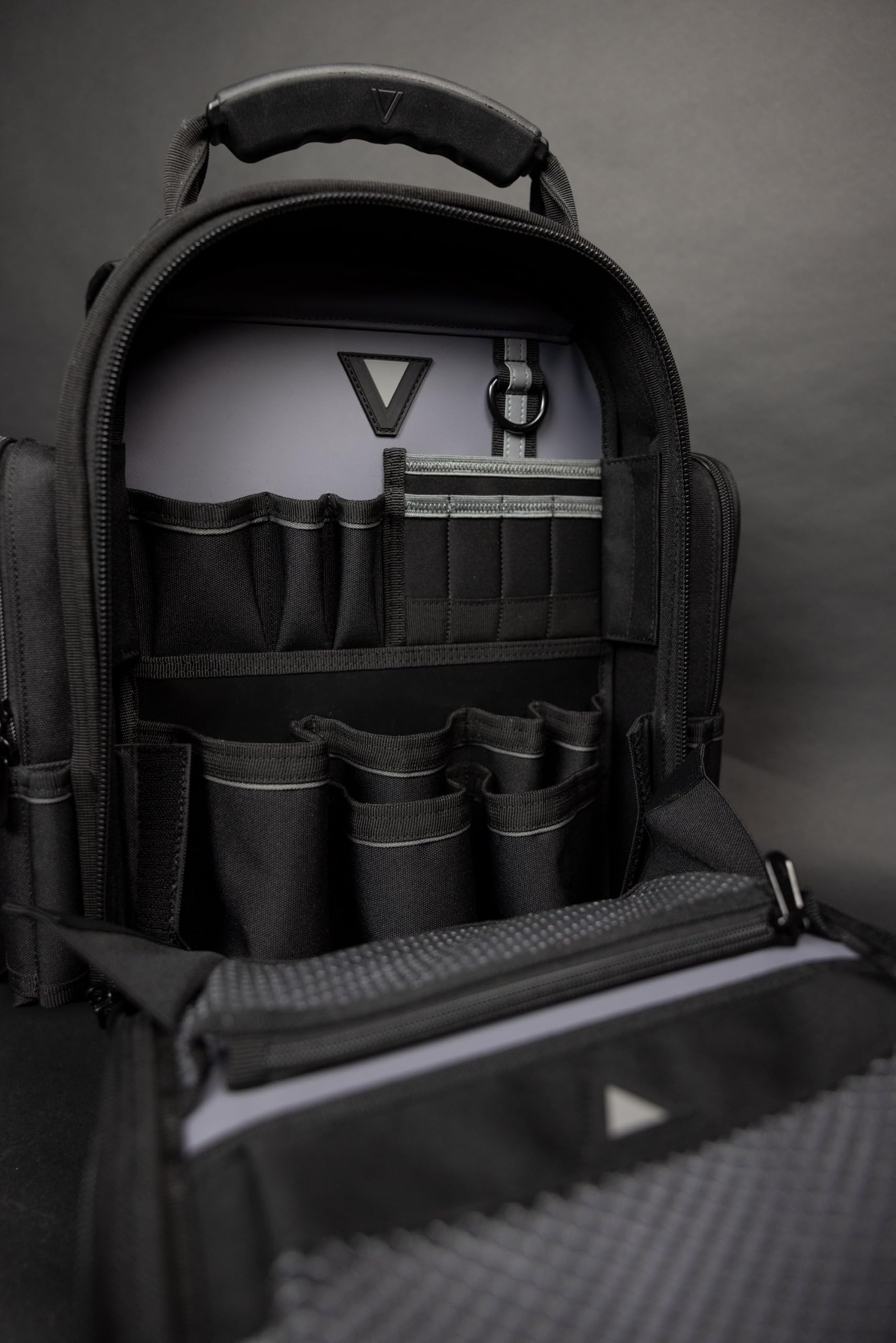 Velocity Pro Gear Stealth SB250 - Mochila compacta profesional para electricistas, técnicos e ingenieros de servicio con almacenamiento vertical de herramientas, bolsillos para medidores y panel