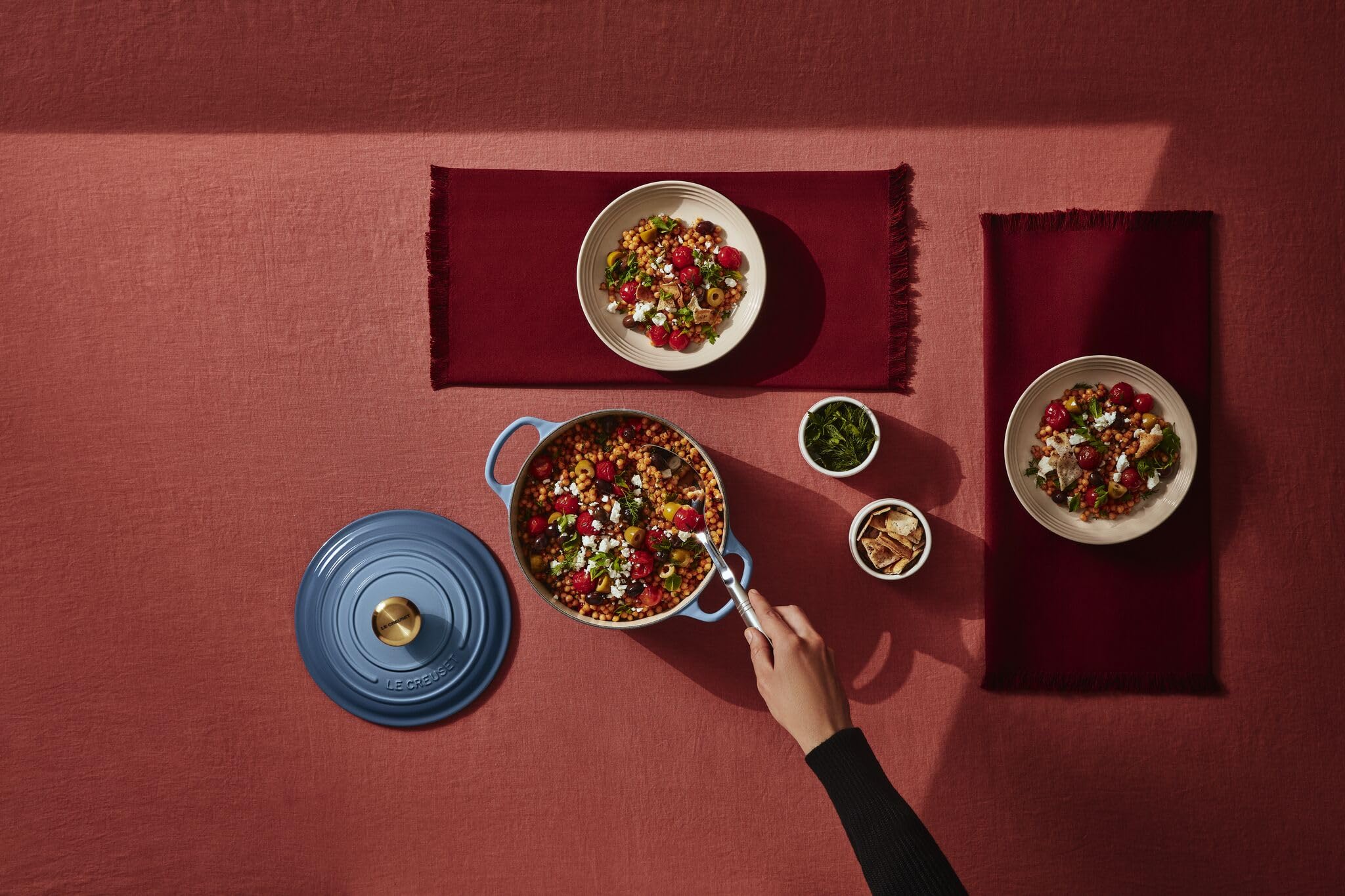 Le Creuset Signature Gusseisen-Bräter mit Deckel, Ø 24 cm, Rund, Für alle Herdarten und Induktion geeignet, Volumen: 4,2 l, 4,305 kg, Chambray, 21177244344441