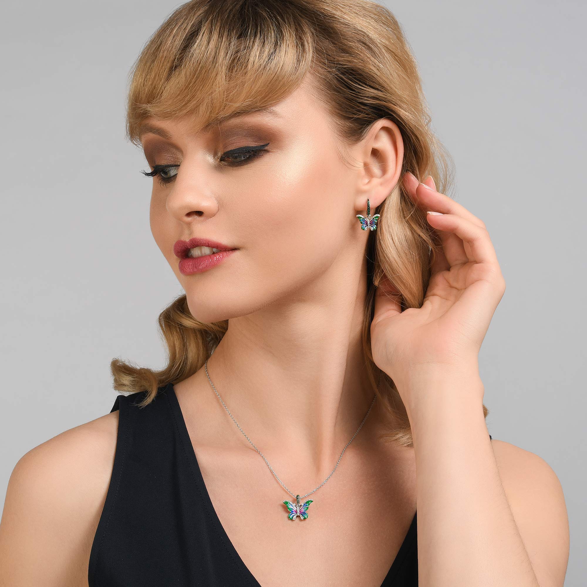Namana atemberaubende Schmetterlings-Ohrringe für Damen. 925 Sterling Silber Ohrstecker für Frauen mit grünen und weißen Zirkonia Edelsteinen und bunten Emaille Details. Silber Ohrhänger