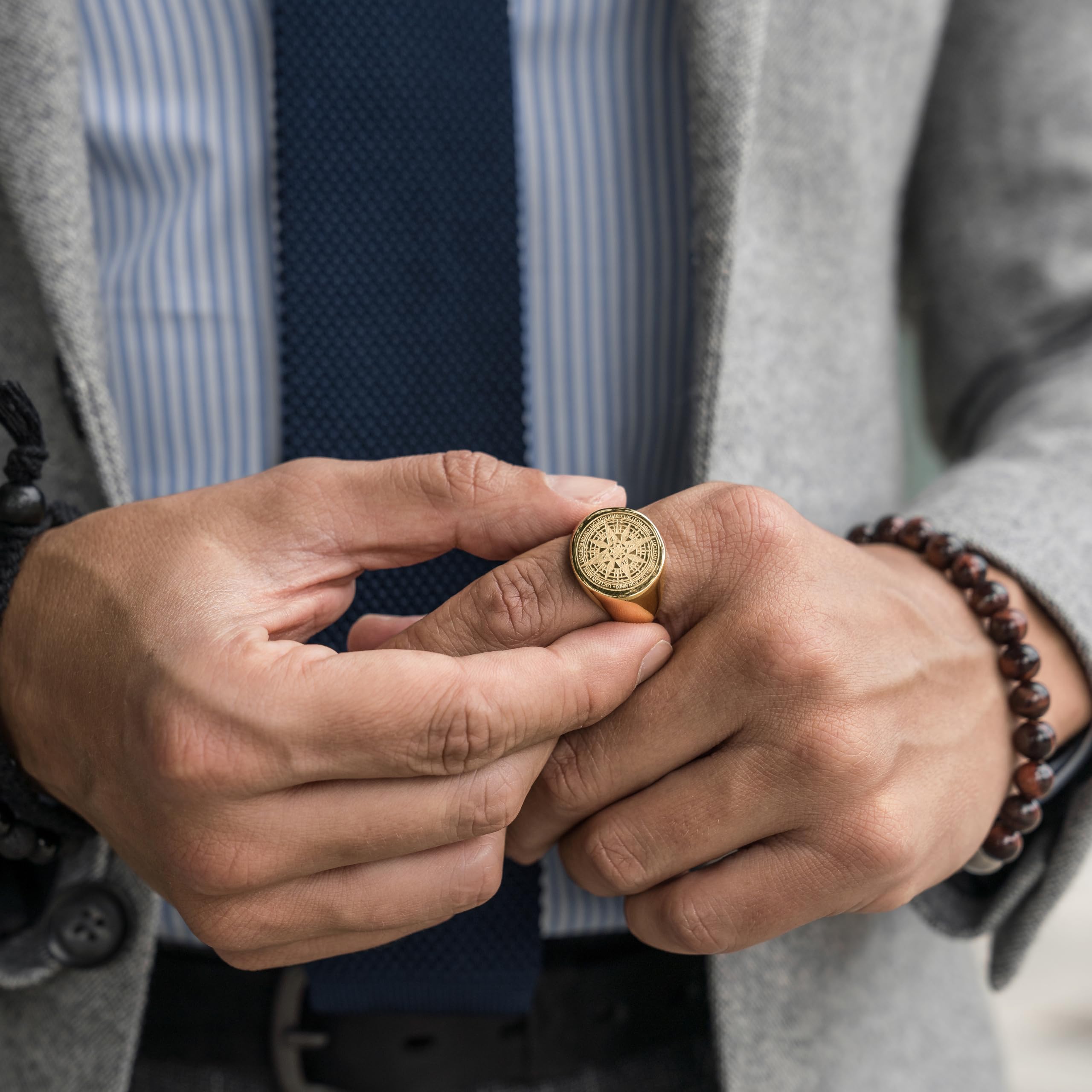 Lucleon by Trendhim Ring Herren | Kompass-Siegelring aus chirurgischem Edelstahl mit graviertem Signet | Dänisches Design | Stilvoller Männerschmuck für Alltag & Anlass