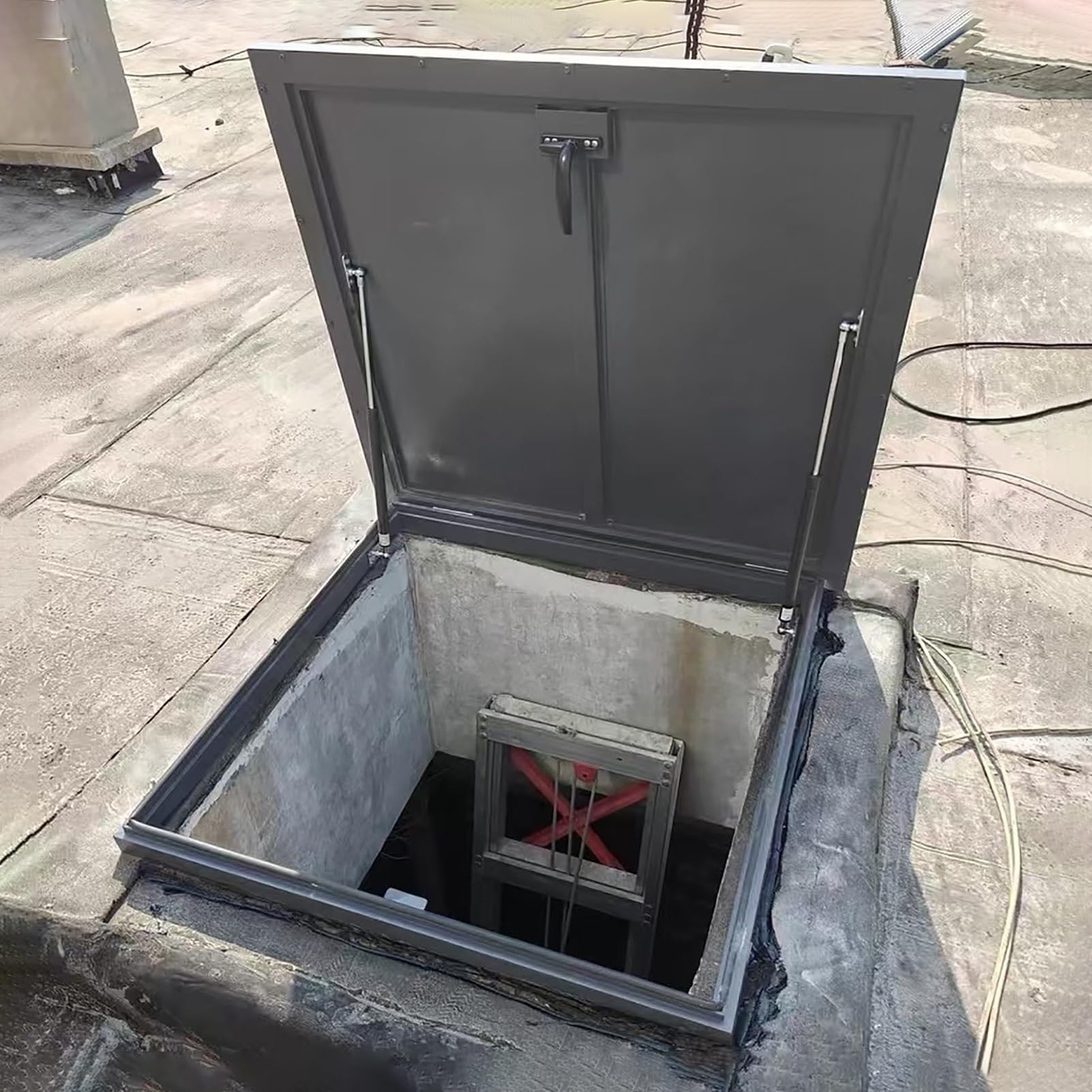 Trampilla de cubierta metálica resistente de 70 x 50 cm para áticos