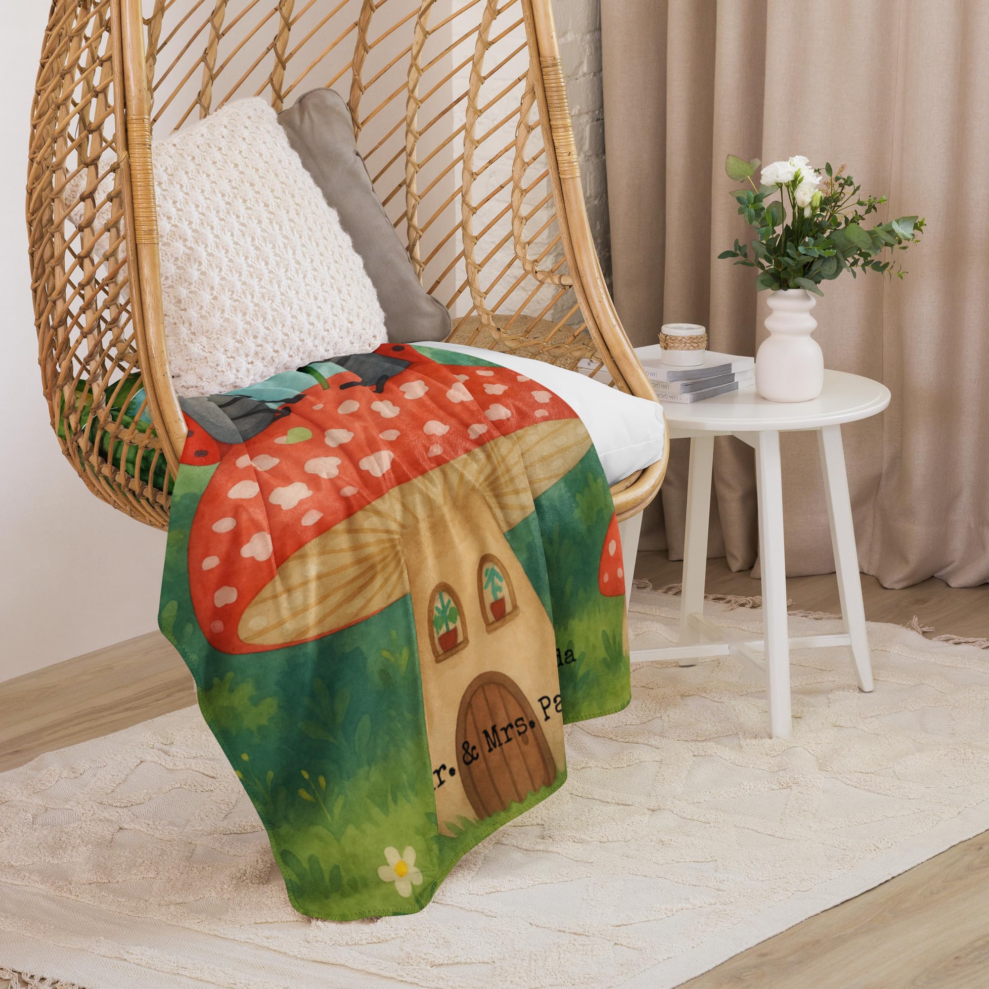 Mr. & Mrs. Panda Kuscheldecke Marienkäfer Fliegenpilz Design 130 x 155 cm - Geschenk, Wohnung, Zuhause, Plaid, Heimdecke, Wärmedecke, Lustige Sprüche, Winterdecke, Wohndecke, Fleigenpilzhaus, Haus