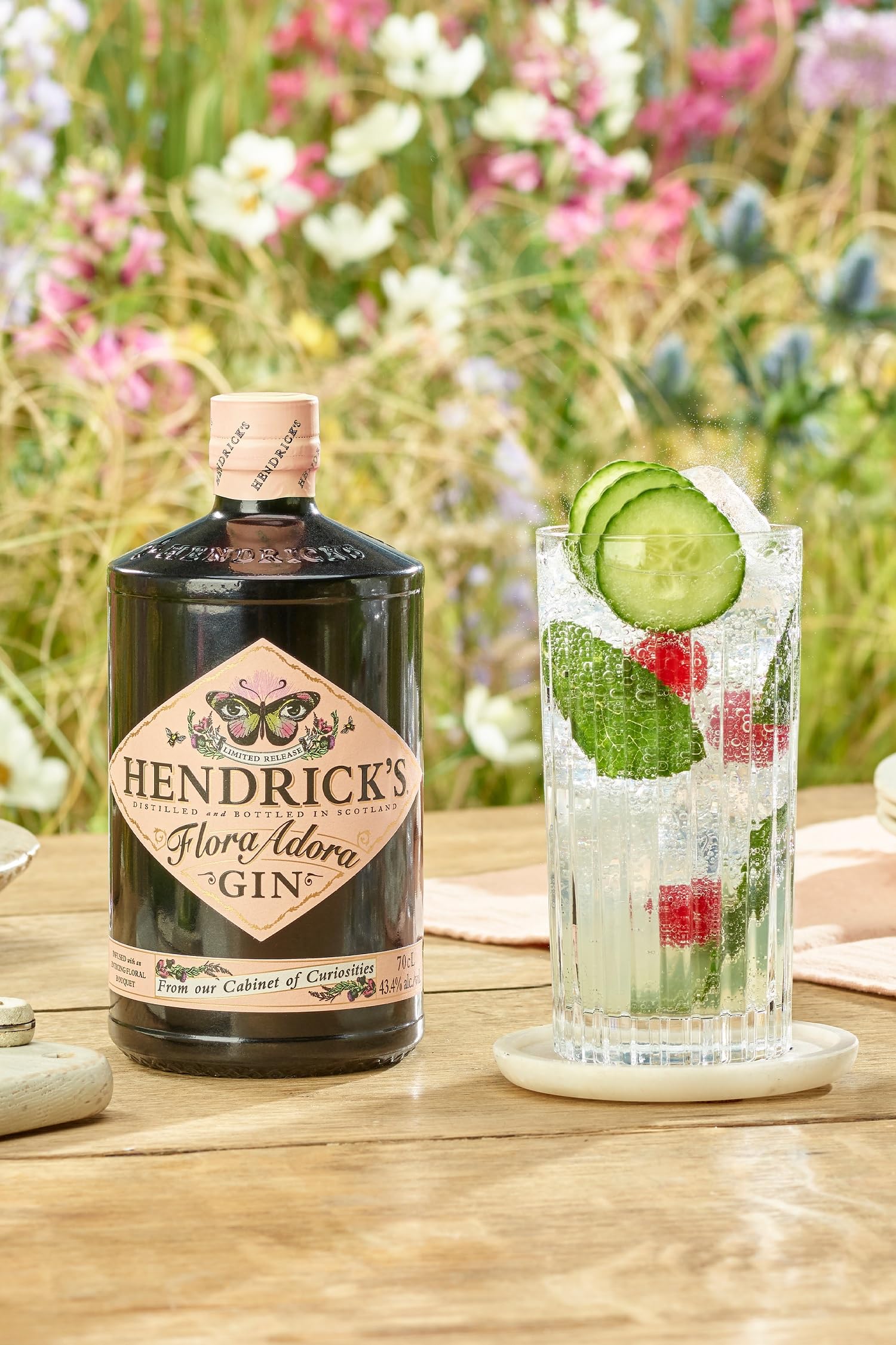 HENDRICK’S Flora Adora Gin – Blumig, frisch & aromatisch – Gin mit floralen Noten und frischer Kräuternote - Limitierte Edition – 43,4% vol. - 0,7 l
