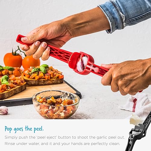Miniatura 7 de Dreamfarm Garject Lite 2 en 1 pelador de ajos, prensa de ajo y picadora con expulsor de cáscara de ajo, nailon, color rojo