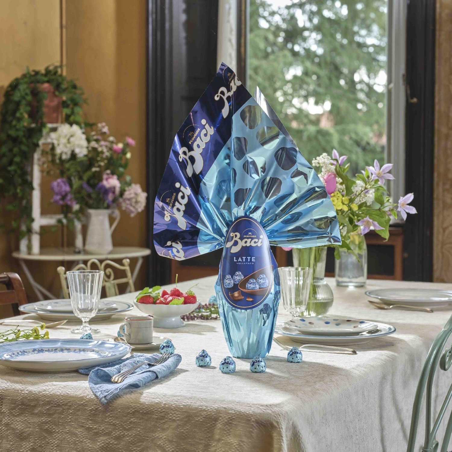 BACI PERUGINA Uovo di Pasqua 2024 Cioccolato al Latte con Sorpresa e 4 Cioccolatini 265g - Immagine 4