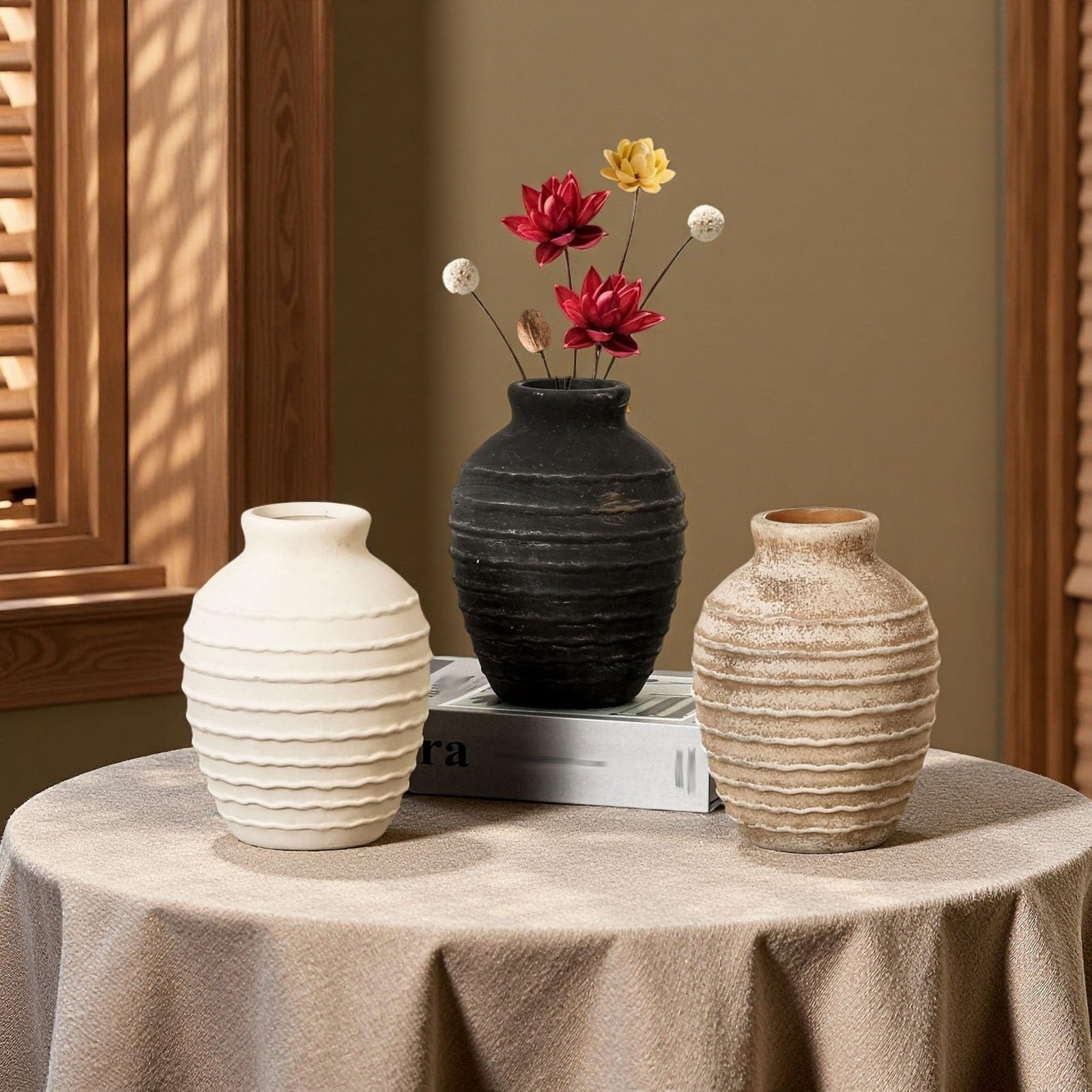 Ceramiczny wazon na kwiaty, ręcznie malowany, prążkowana tekstura – dekoracja domu wiejskiego boho na centralny element stołu, salonu, półki, kominka i wejścia