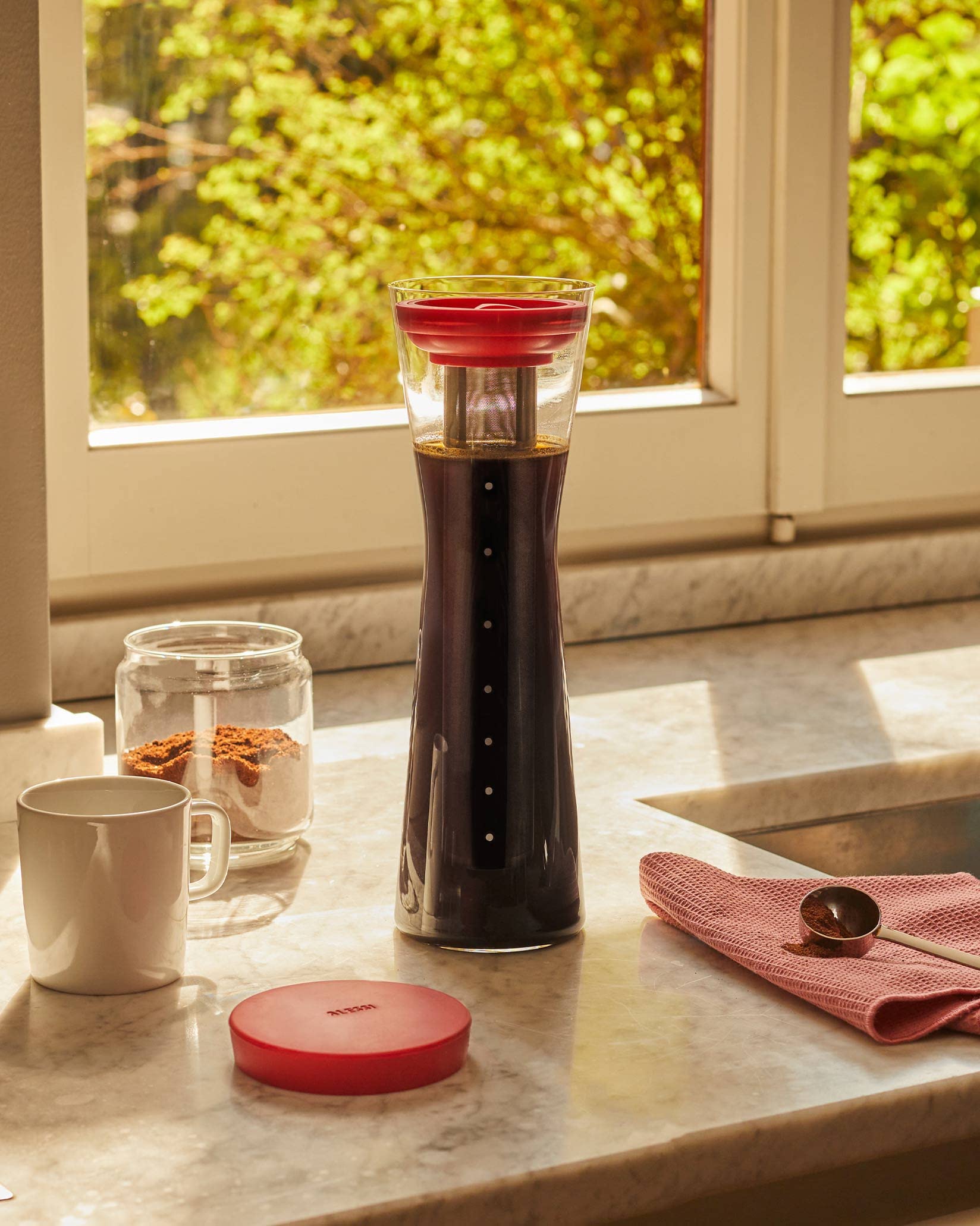 Alessi Mazagran GIA31 BR - Pichet pour Café Froid Filtré, en Verre Borosilicaté et Résine Thermoplastique, Filtre en Acier Inoxydable 18/10, Marron