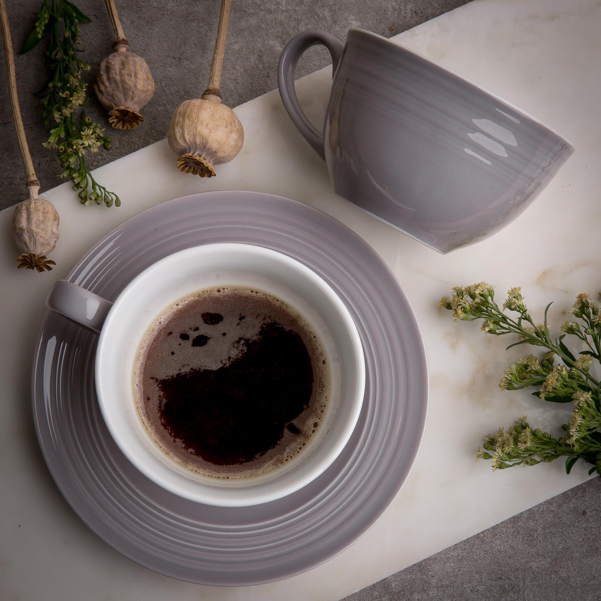AMBITION Servizio da caffè in porcellana Linea con tazze e piattini, 12 pezzi | Set da caffè per 6 persone, grigio con struttura a linee sottili, lavabile in lavastoviglie e forno a microonde