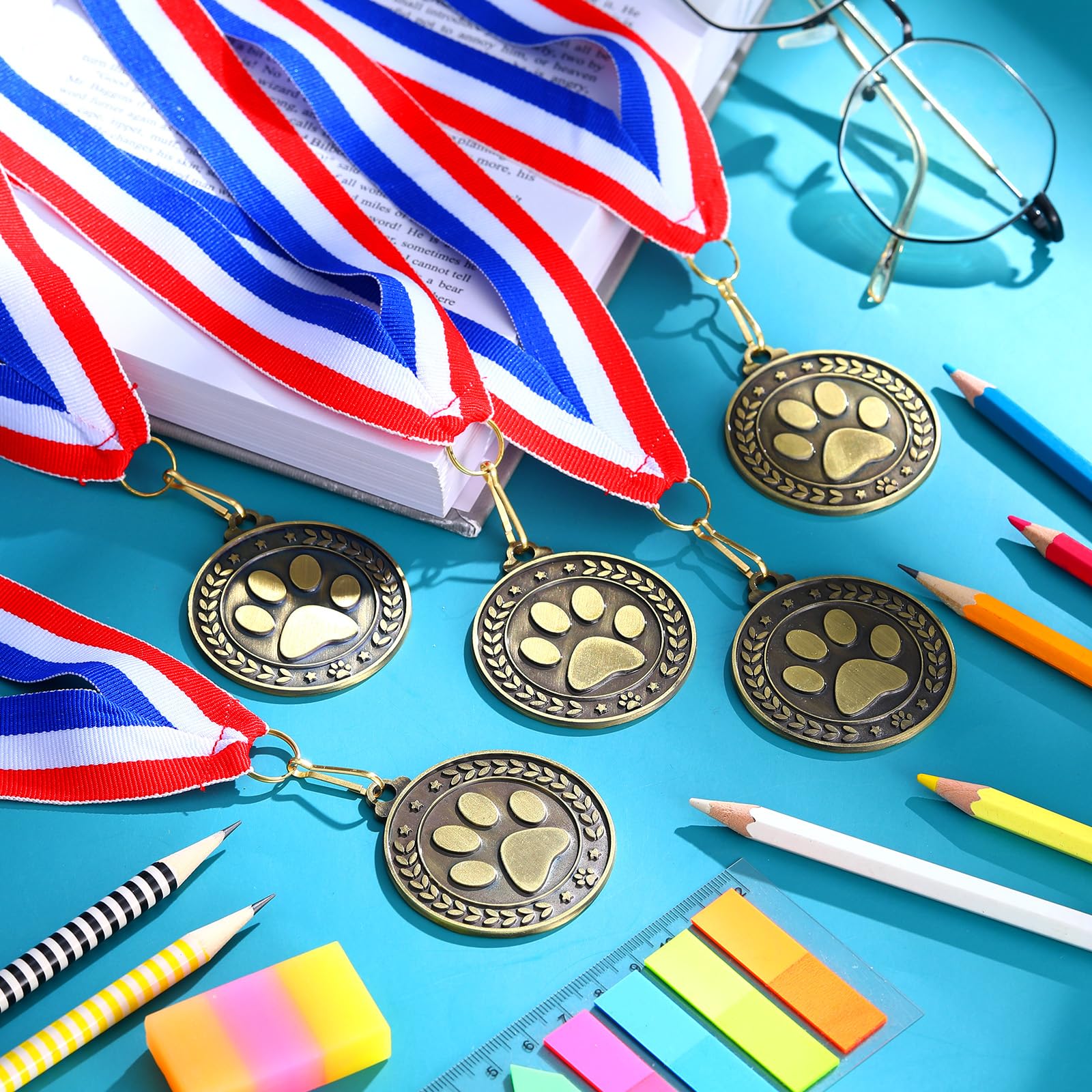 Quelay 60 medallas de premio de 2 pulgadas, medallas de oro a granel con cintas para el cuello, trofeo de metal, regalo para torneos, competiciones, fiestas, niños y adultos (medallas con estampado de
