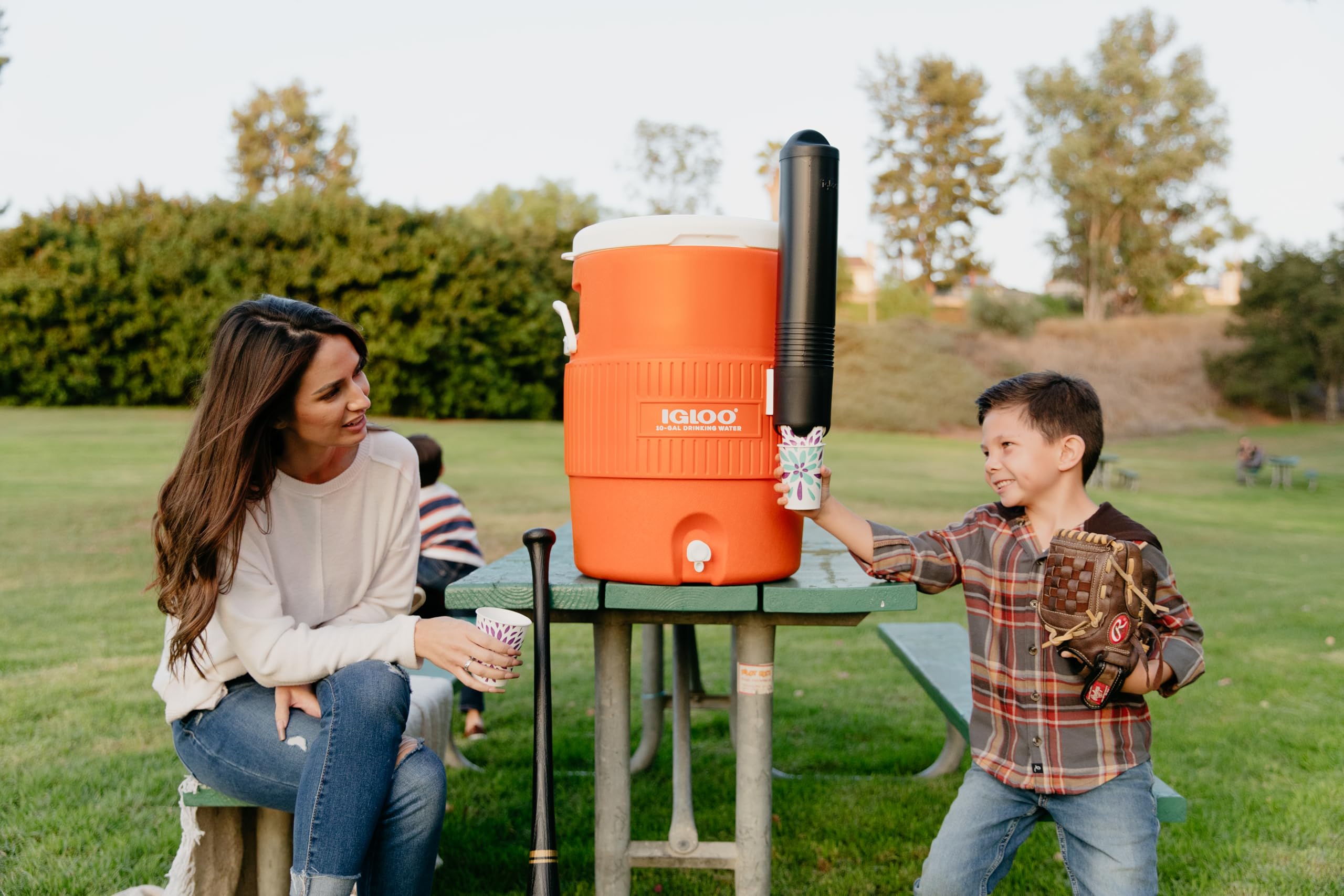 IGLOO Dispensador de Bebidas 10 Galones 37L – Contenedor Aislado con Grifo – Bidón de Agua Resistente para Obra, Deporte y Exterior con Asas
