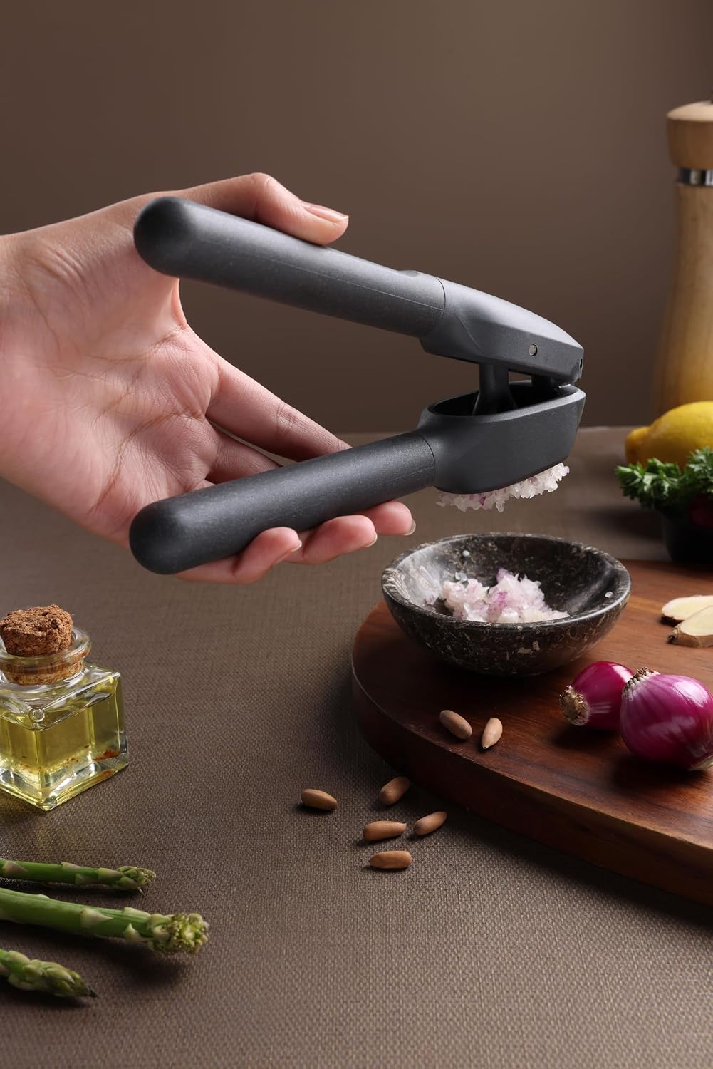 Zyliss Classic Garlic Press – Heavy Duty Garlic Mincer & Crusher with Large Chamber, Ergonomic Easy Grip Handles, Dishwasher Safe Garlic Press, Stainless Steel Kitchen Tool