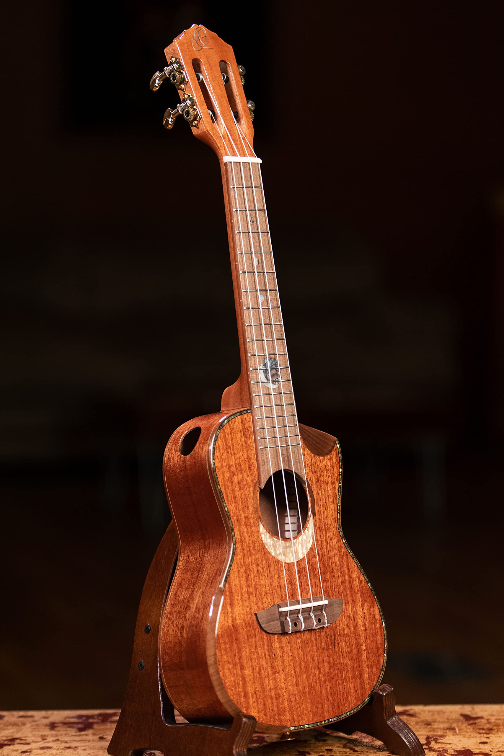 Ortega Guitars Ukulélé Concert Acoustique – 2 évents sonores – Série Custom Built – Avec Housse – Acajou, Naturel (ECLIPSE-CC4)