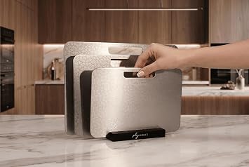 3’lü 304 Paslanmaz Çelik Kesme Tahtası Seti – Ahşap Standlı, Çift Taraflı Desenli Yüzey, Bulaşık Makinesinde Yıkanabilir, Günlük Mutfak Kullanımı İçin Mini, Küçük ve Büyük Boy (17x26 / 20x30 / 23x34 c