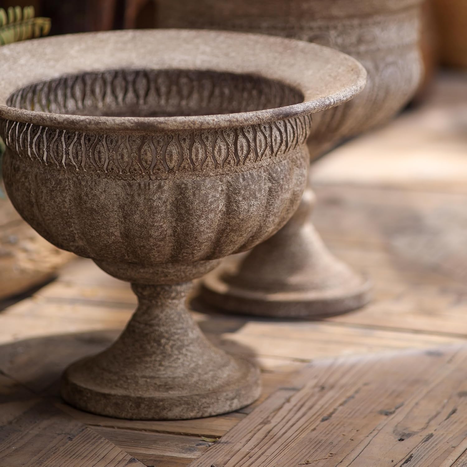 Vintage Urn Planter with Embossed Pattern, Imitation Stone Finish Flower Pot, Distressed Classic Plant Pot for Outdoor Indoor Home Garden Patio Front Porch Entryway（14.8 * 12 in）