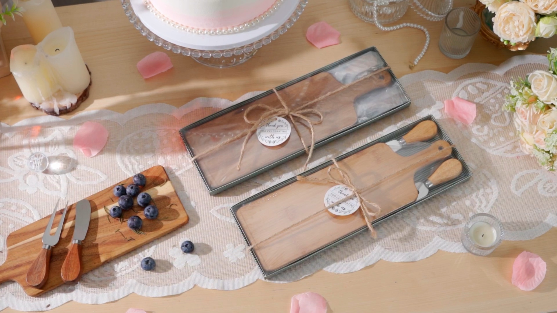 Set de tabla de cortar cuadrada de madera con cuchillo y tenedor miniatura 7