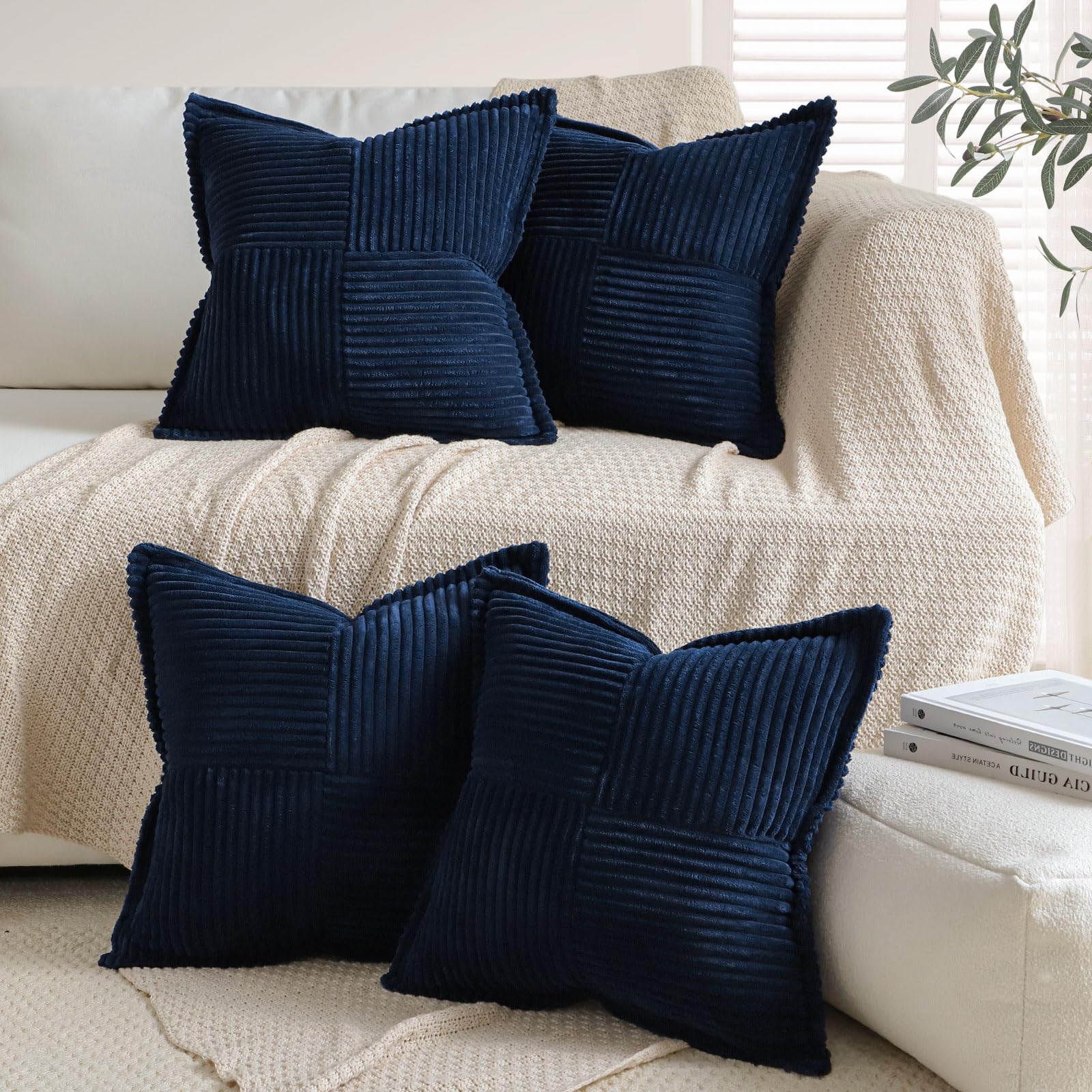 Housses de coussin en velours côtelé bleu marine pour créer un salon cocooning