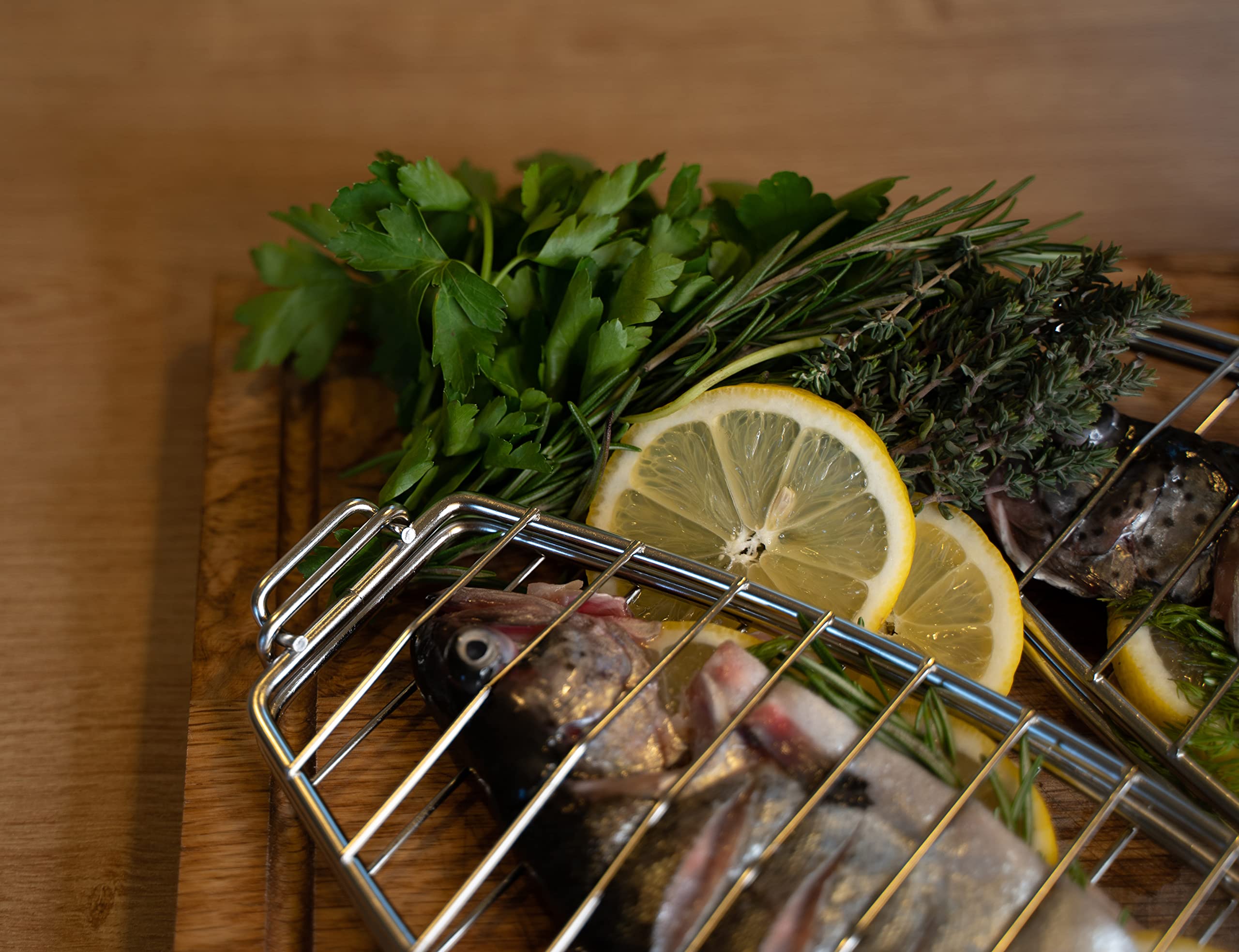 SANTOS XL Fischbräter 61,5cm - Edelstahl Fisch-Grillkorb - Fischhalter mit Hitzeschutzgriff - für Fische bis zu 33cm - Spülmaschinenfest - Fischgrillzange - optimale Grillergebnisse